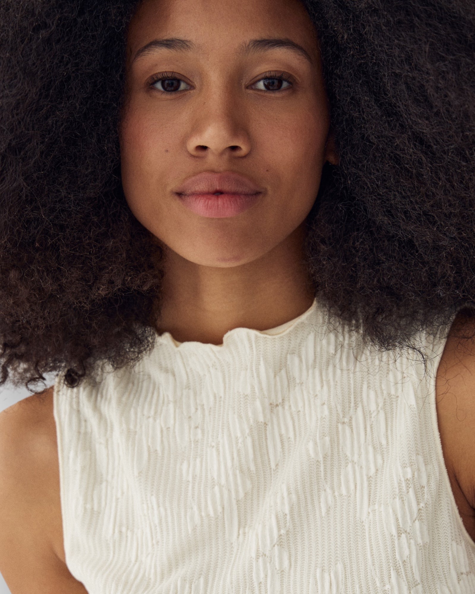 Noella N-Lola kvinder top i ivory, blødt stof og elegant design, perfekt til hverdag eller fest.