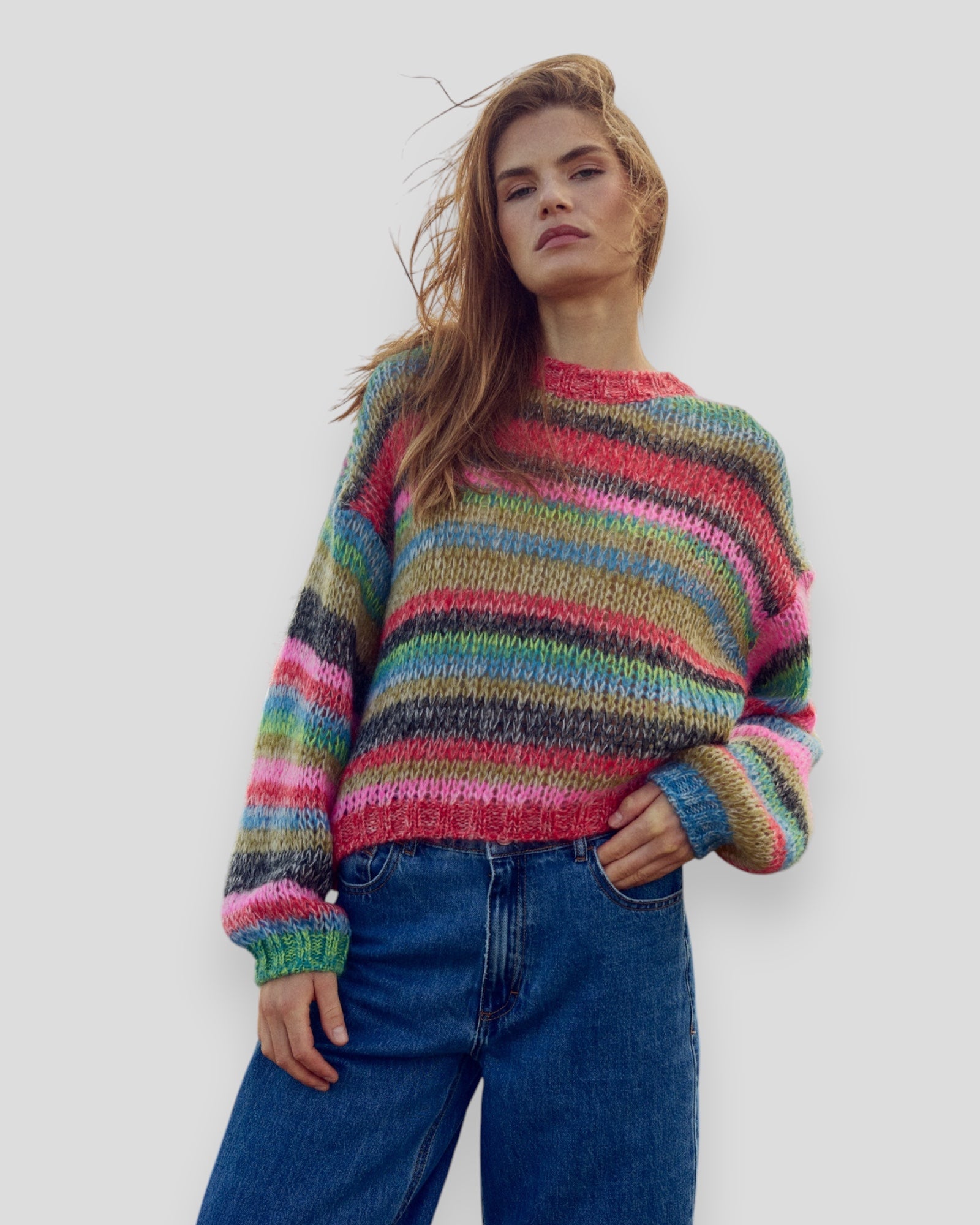 Dame strikketøj fra Noella N-Mayra Knit Delcine Multi med farverige mønstre og blødt garn, vist på en model.