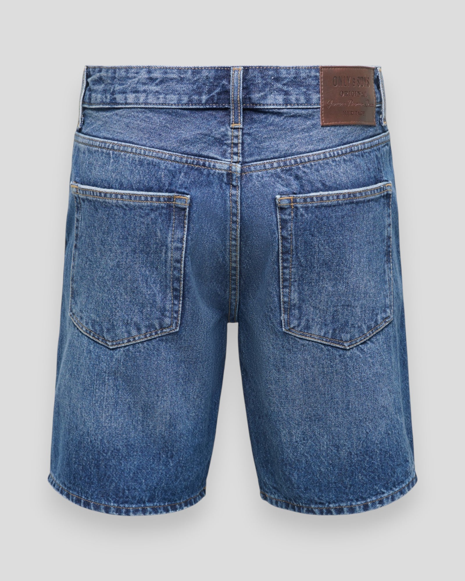 Dark blå denim shorts fra ONLY & SONS Edge DB 3223 TAI, vises med klassisk pasform og detaljeret syning.