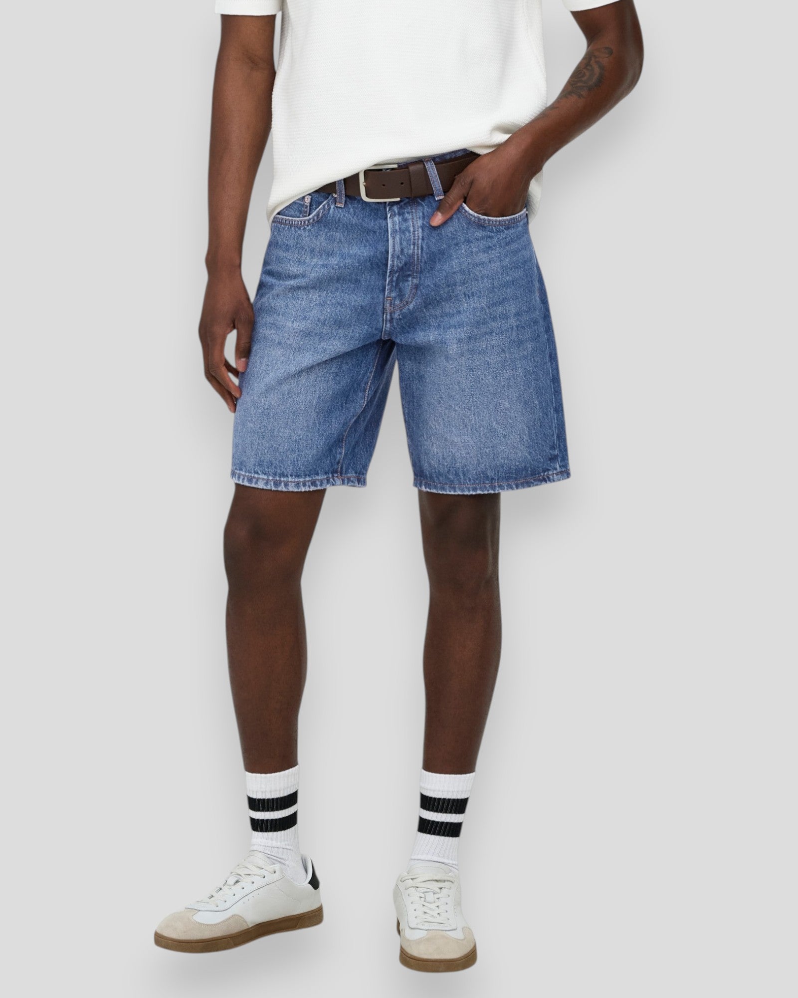 ONLY & SONS Edge DB 3223 TAI denim shorts i mørkeblå denim, vises med klassisk pasform og lommer.