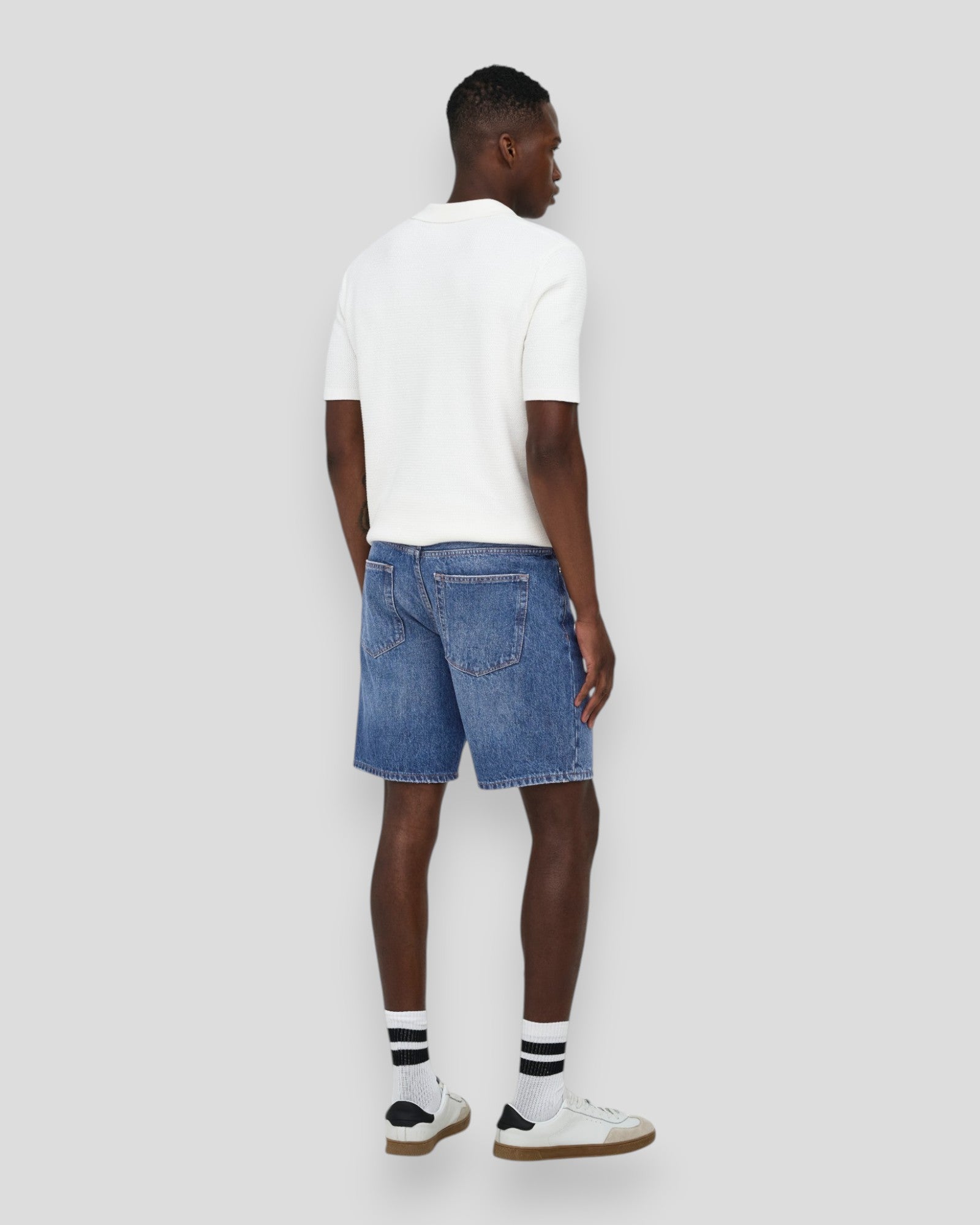 Drenge denim shorts fra ONLY & SONS i mørk blå denim, afslappet pasform og klassisk design.