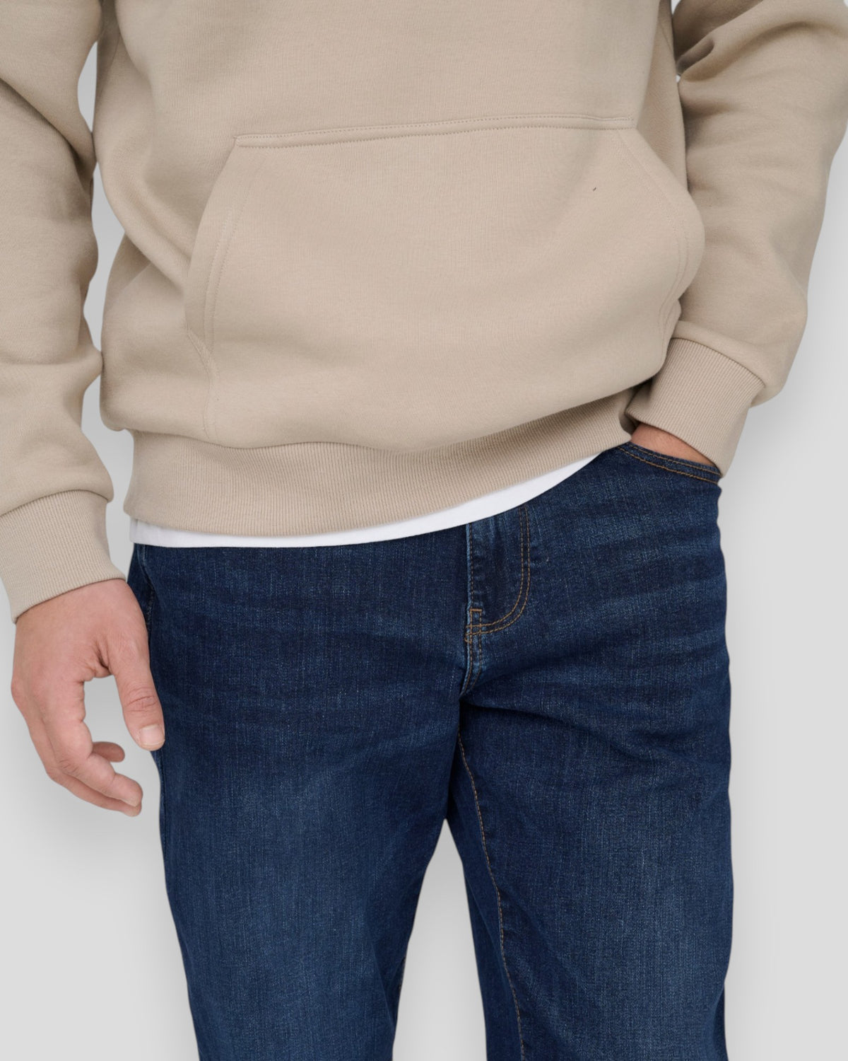 Dark blå denim jeans fra ONLY & SONS med weft-regulering, synlige lommer og klassisk pasform.