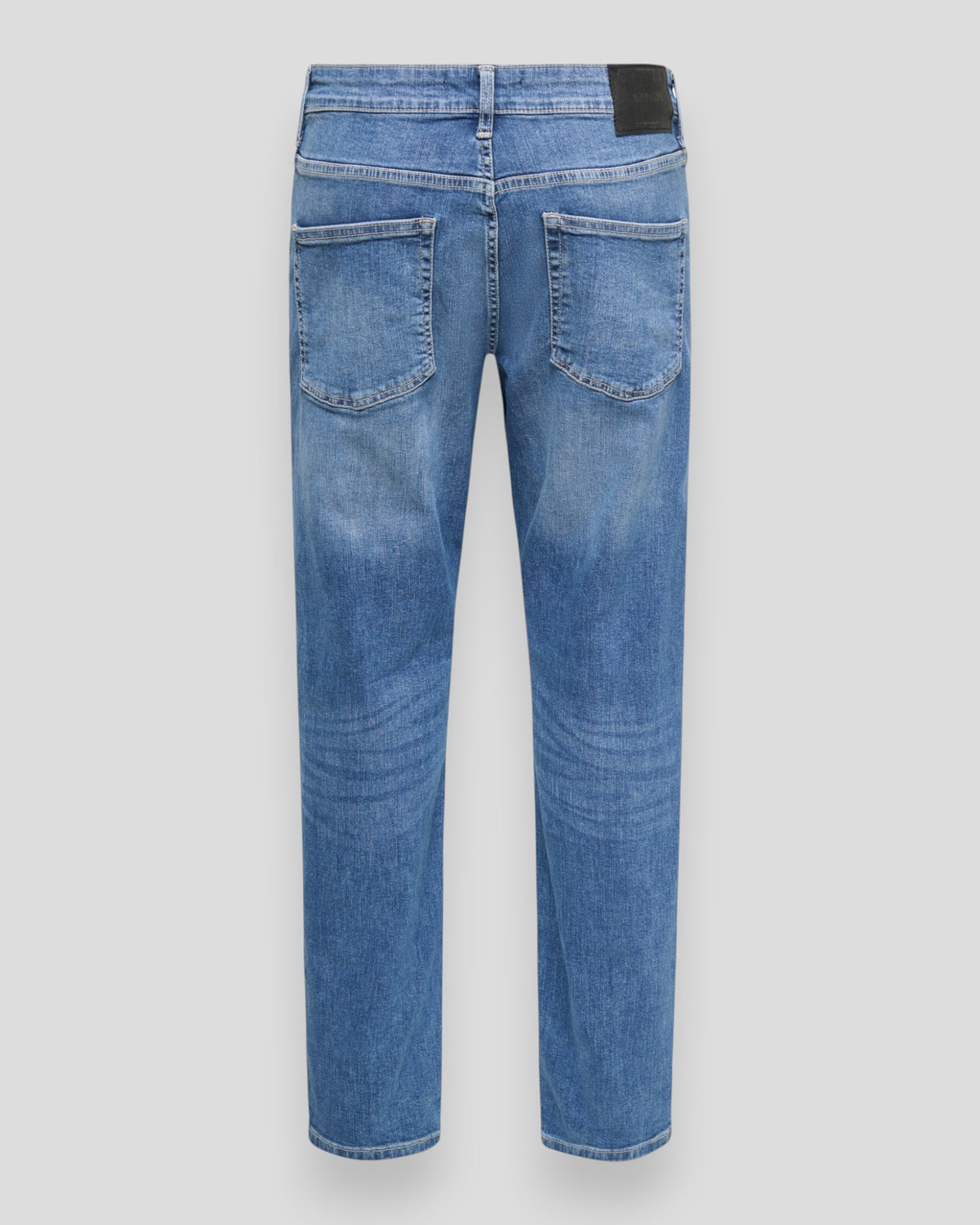 Mellemblå denimjeans fra ONLY & SONS med vævdet struktur og klassisk snit, vist på billedet.