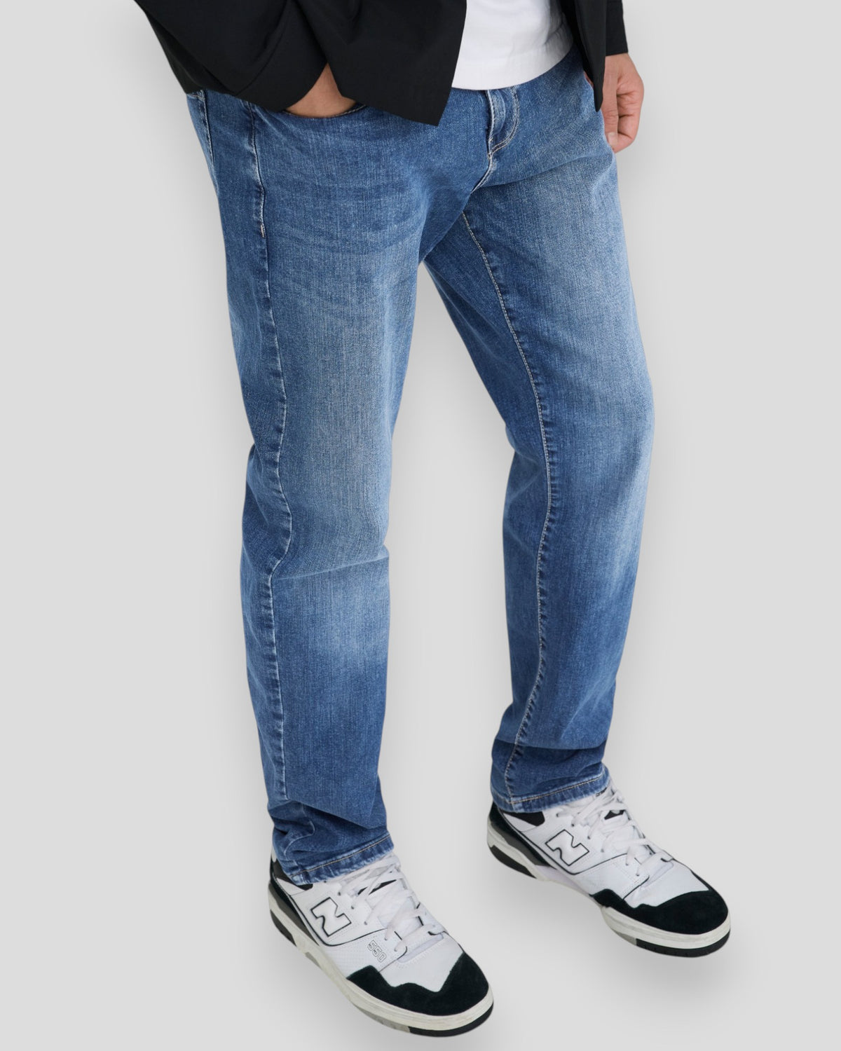 Mellemblå denim jeans fra ONLY & SONS med vævet design, vist på model i efterårs- og vinteroutfit
