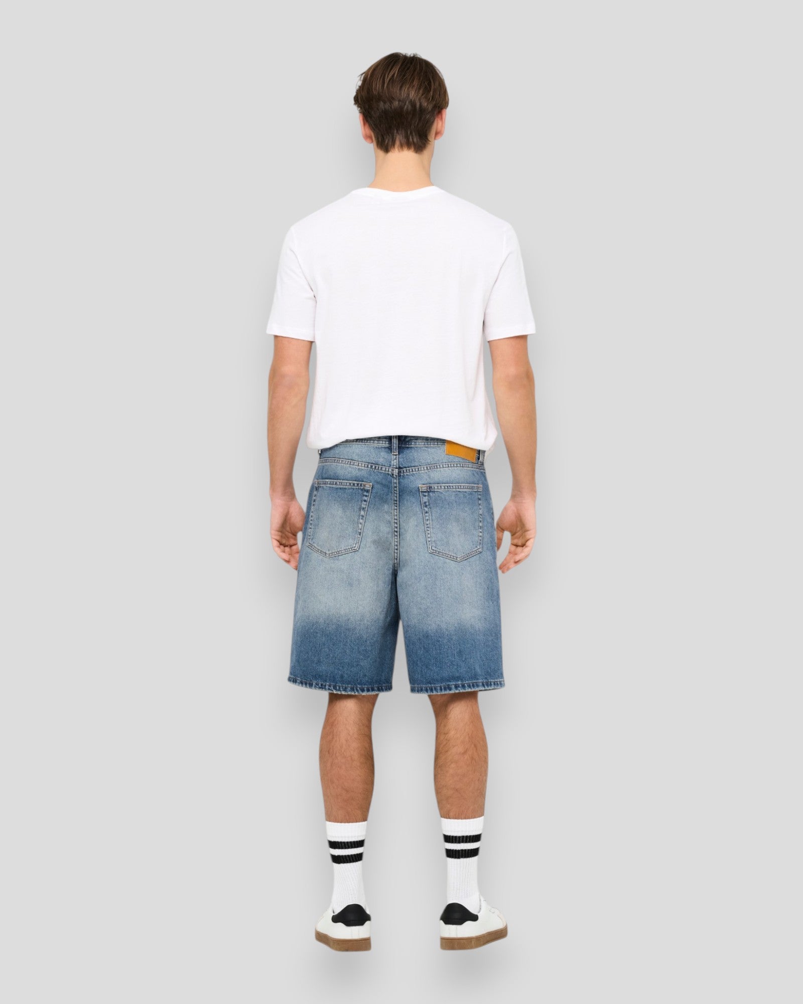 Blå denim shorts fra ONLY & SONS Fade MB Tint 9085 TAI, med klassisk jortstil og medium blå vask.