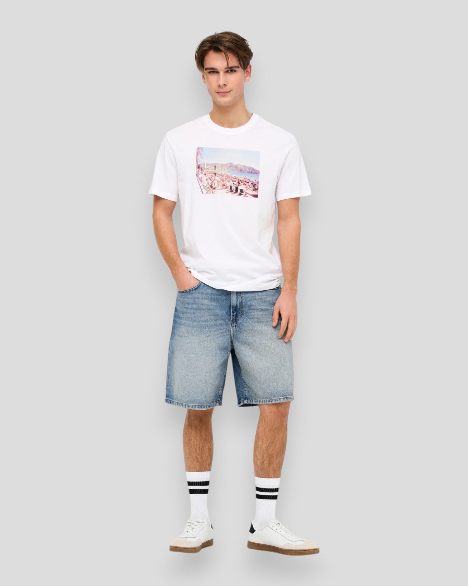 ONLY & SONS Fade MB Tint 9085 TAI denim shorts, medium blå jorts med slidte detaljer og klassisk pasform.