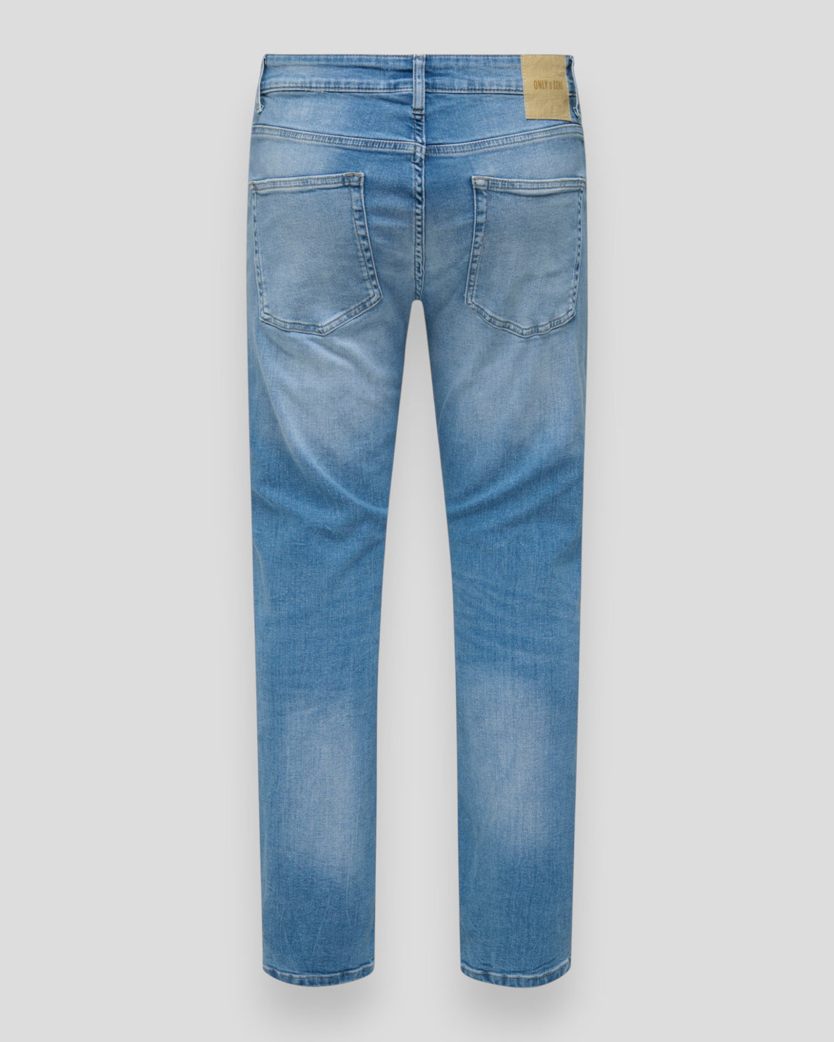 Lyseblå denim jeans fra ONLY & SONS i klassisk weft regular pasform, synlig med detaljer og syninger.