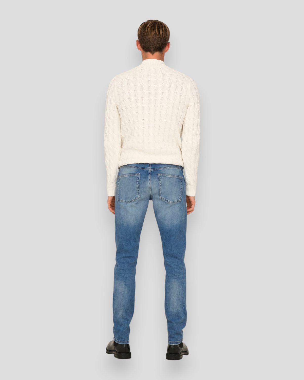 Lette blå denimjeans fra ONLY & SONS i regular fit med synlige sømme og klassisk fem-lomme design.