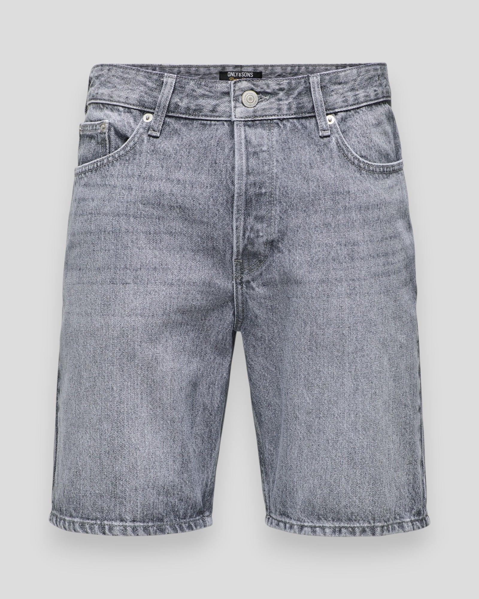Mellemgrå denim shorts fra ONLY & SONS Edge MG 2042 TAI i slidstærkt denim, vises på model med afslappet stil.