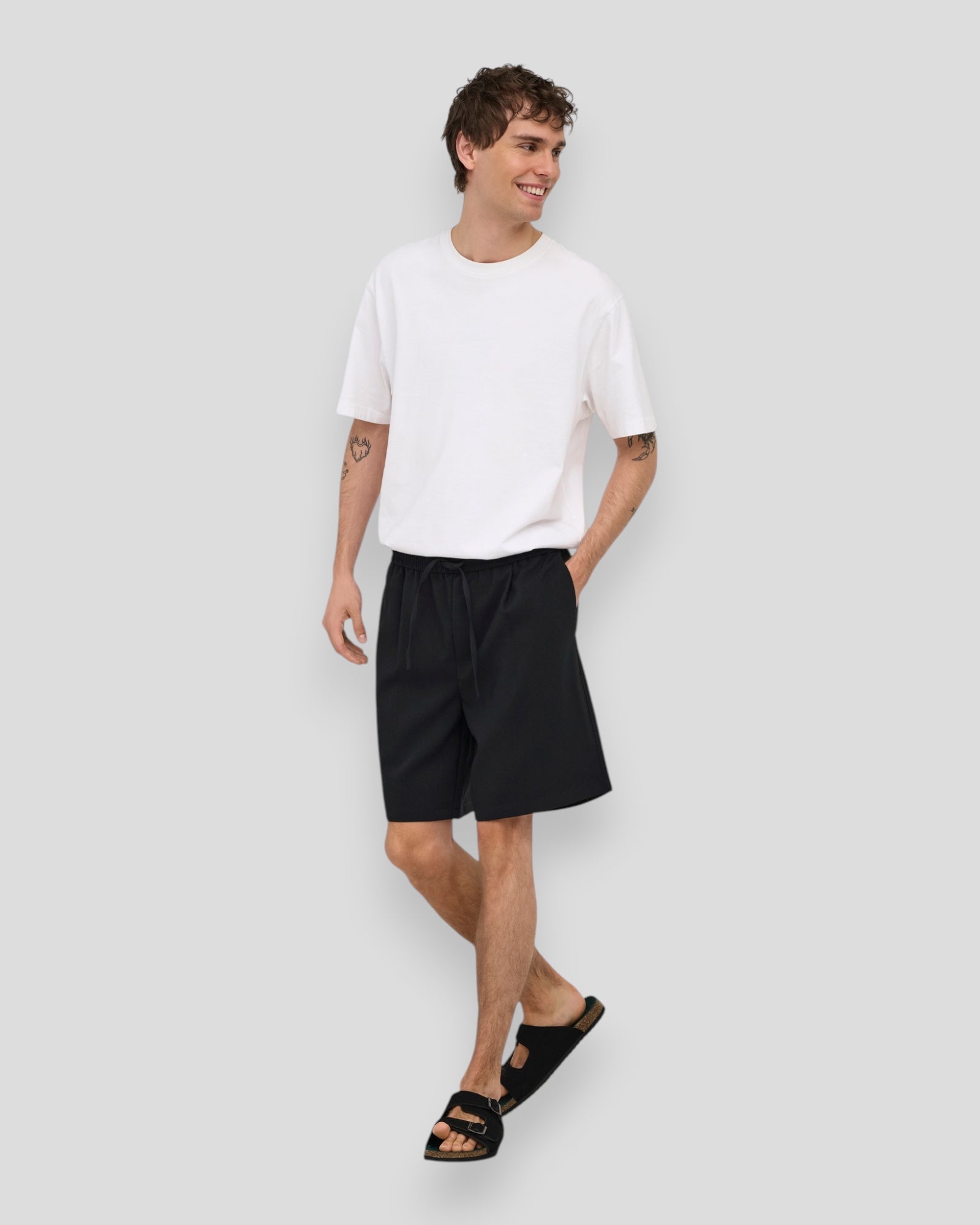 Sort loose fit shorts fra ONLY & SONS, afslappet design med justerbar snor i taljen, perfekt til afslappede vinterdage.