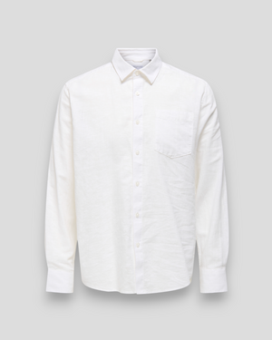 Hvid Caiden Life Regular LS 1 linned skjorte fra ONLY & SONS, vist på model med afslappet stil.