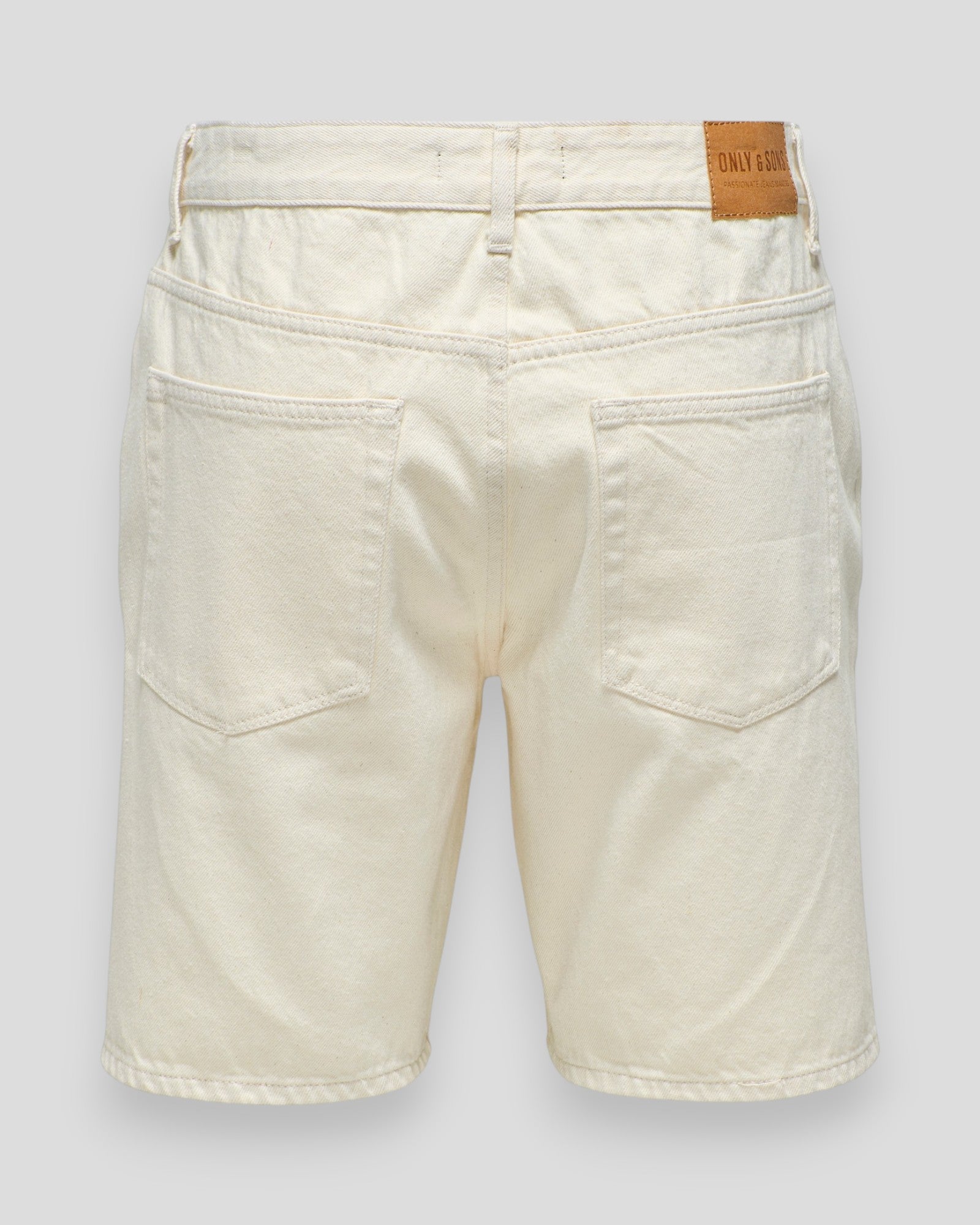 Ecru denim shorts fra ONLY & SONS, Edge Ecru 2044 PIM model, vist med slidt finish og klassisk pasform.