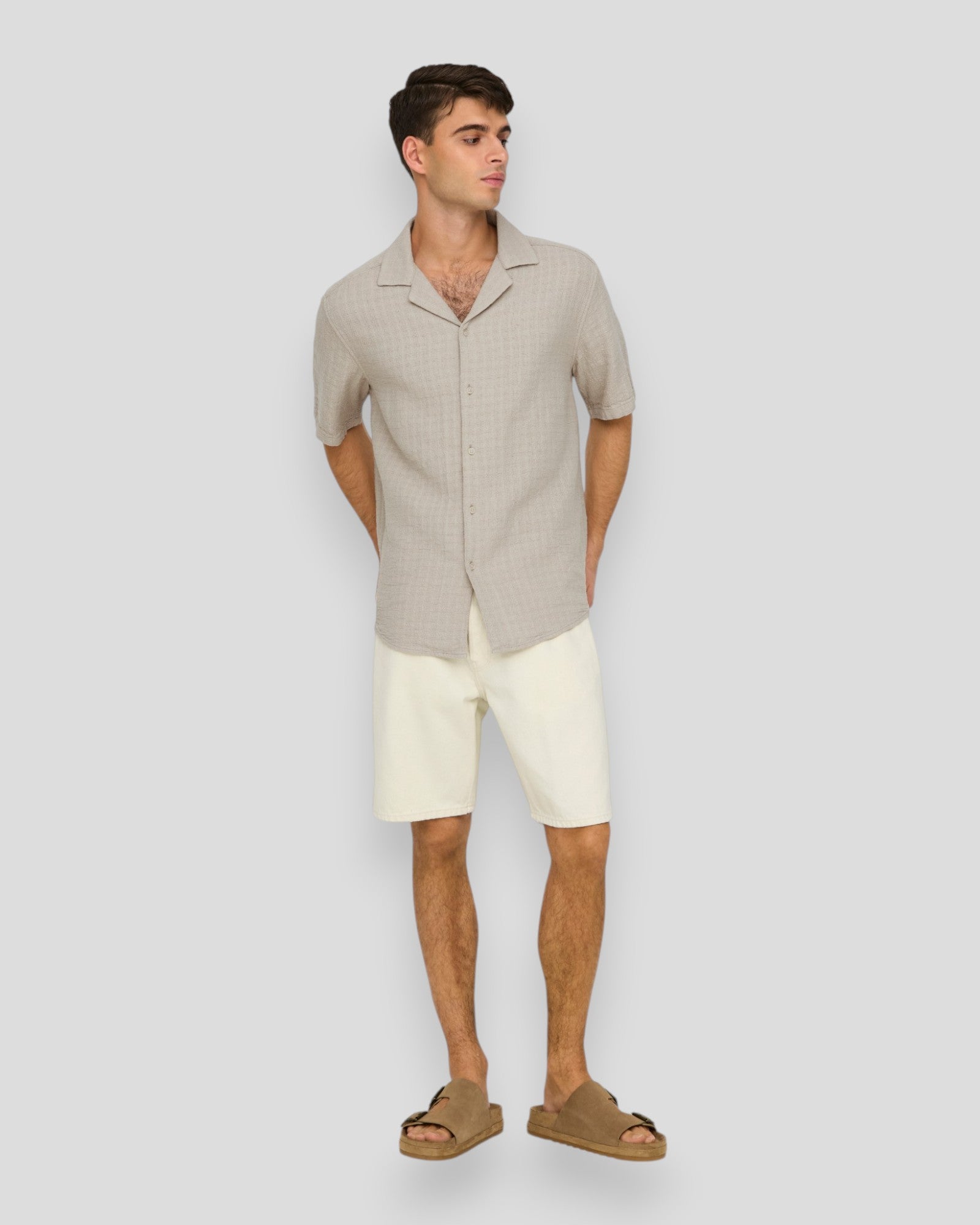 Ecru denim shorts fra ONLY & SONS, Edge Ecru 2044 PIM model, vises med bælte og lommer i en afslappet stil