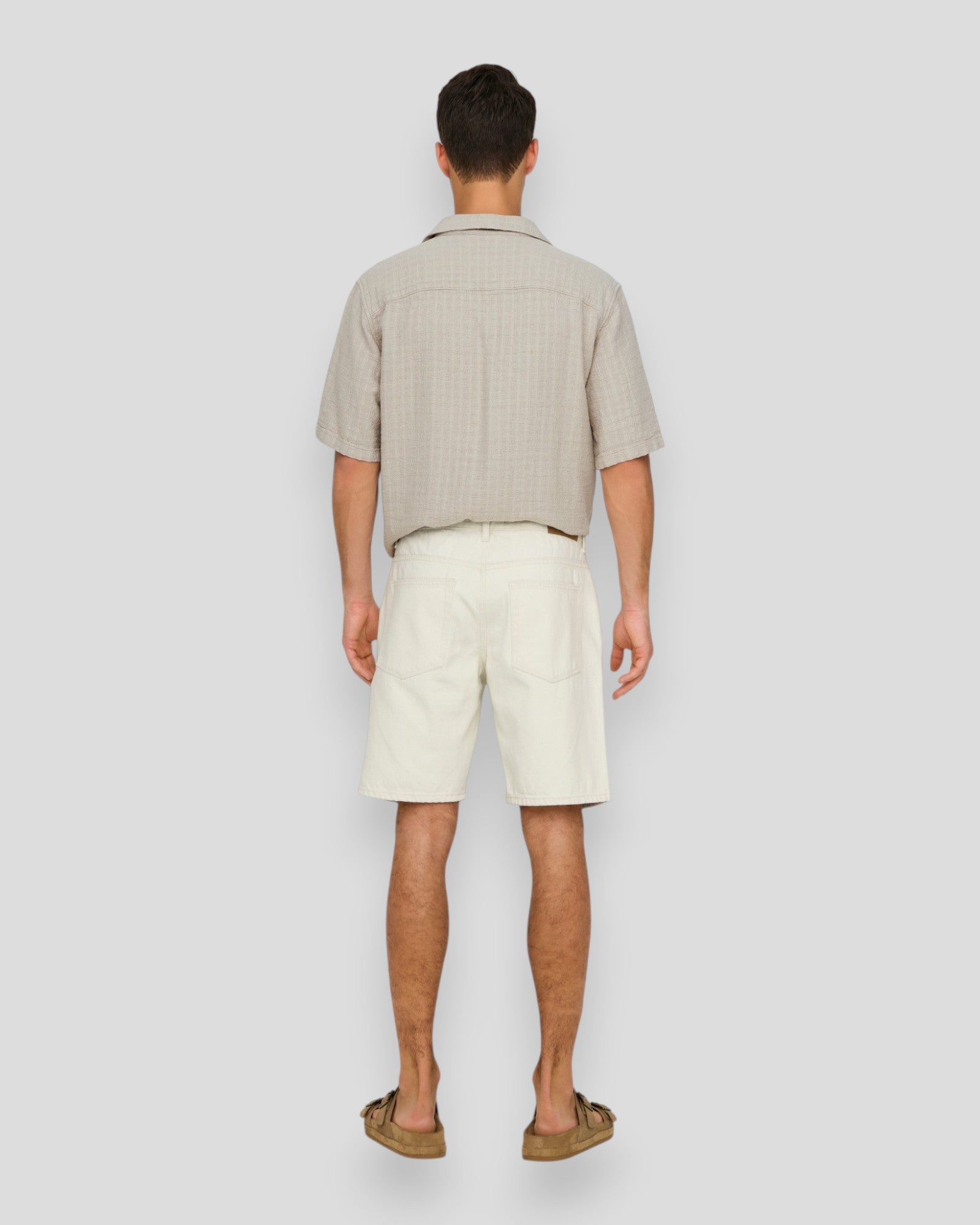Ecru denim shorts fra ONLY & SONS, Edge Ecru 2044 PIM model, vist med lommer og afslappet pasform.