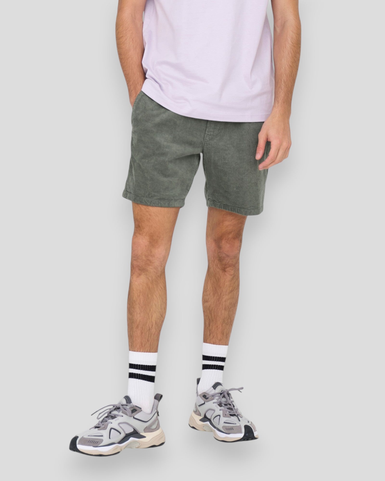 Grå shorts i tel corduroy fra ONLY & SONS med afslappet pasform, vist på en person.