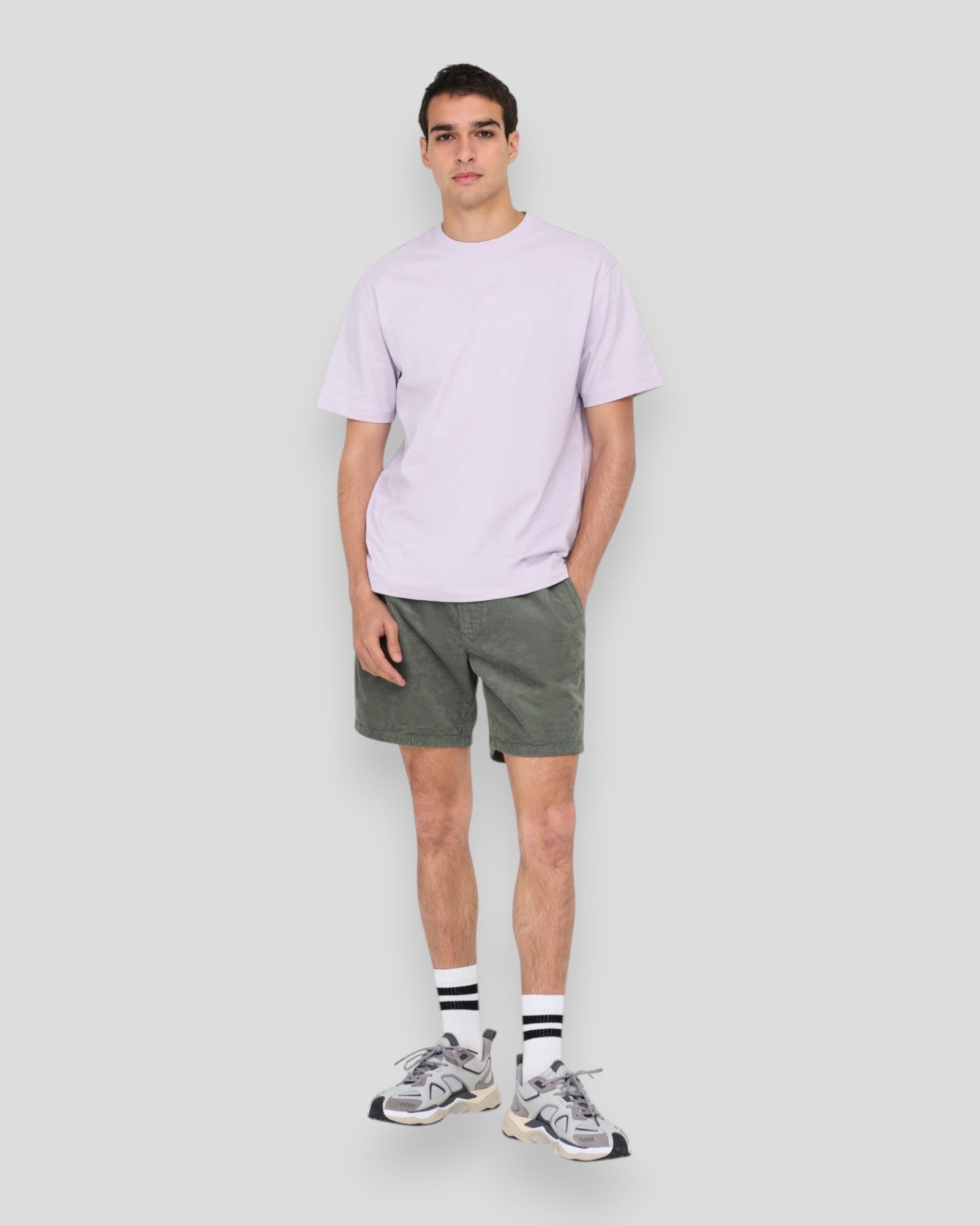 Castor grå ONLY & SONS shorts i blødt corduroy, vises med lommer og afslappet pasform.