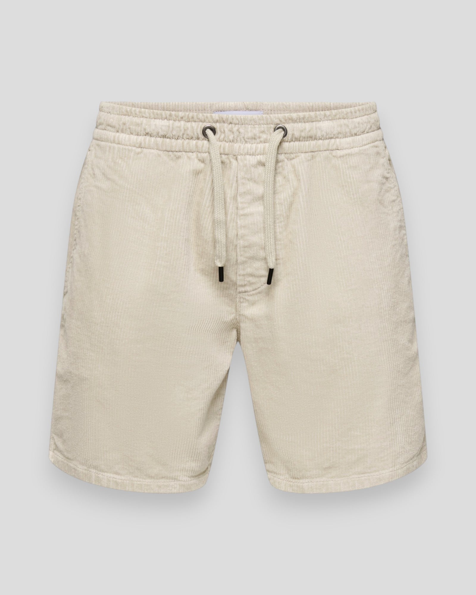 Sølvgrå ONLY & SONS shorts i corduroy stof, vises med fokus på pasform og tekstur.