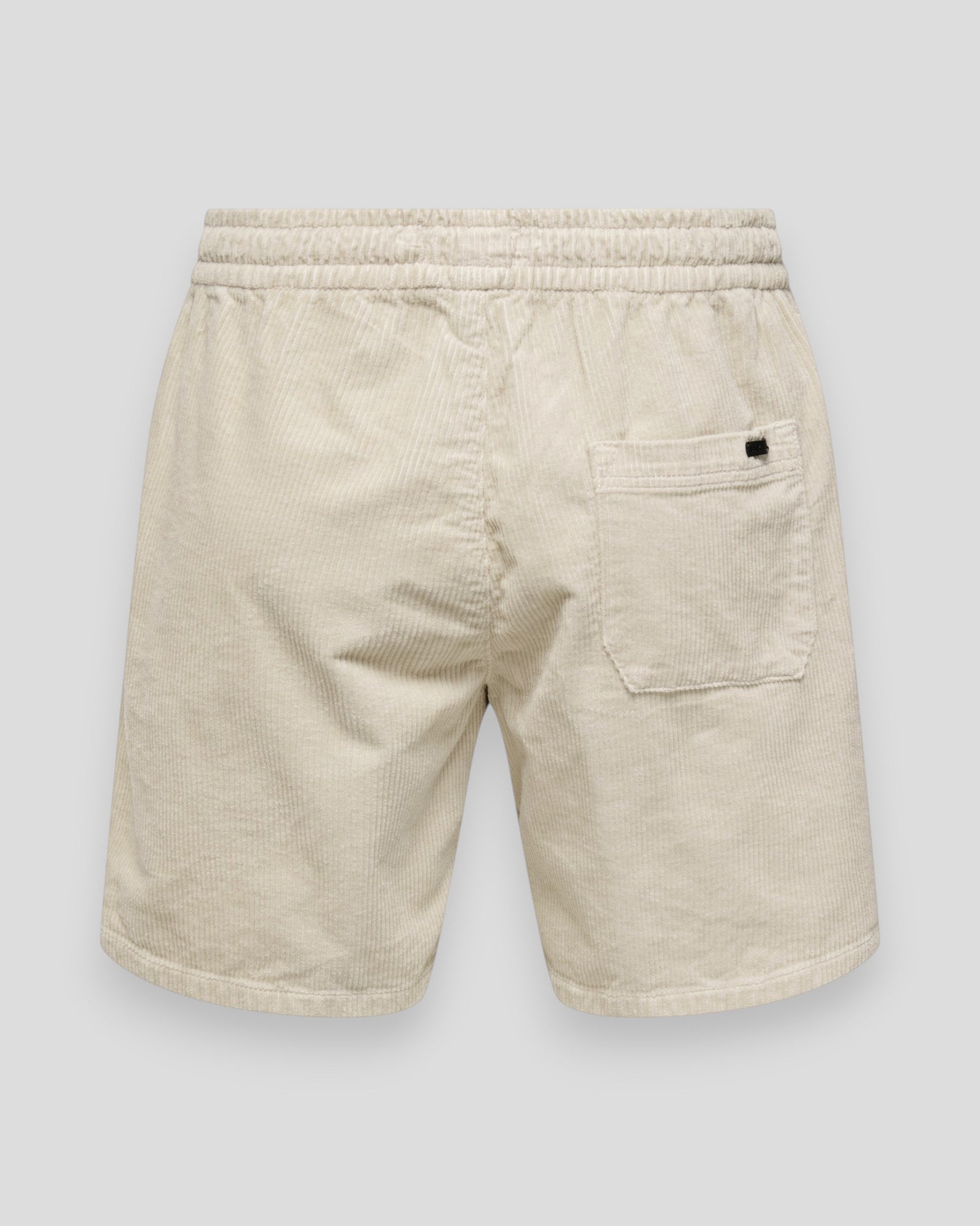 Danish: ONLY & SONS Tel Corduroy 0185 shorts i sølvgrå, vises med glat stof og afslappet pasform.