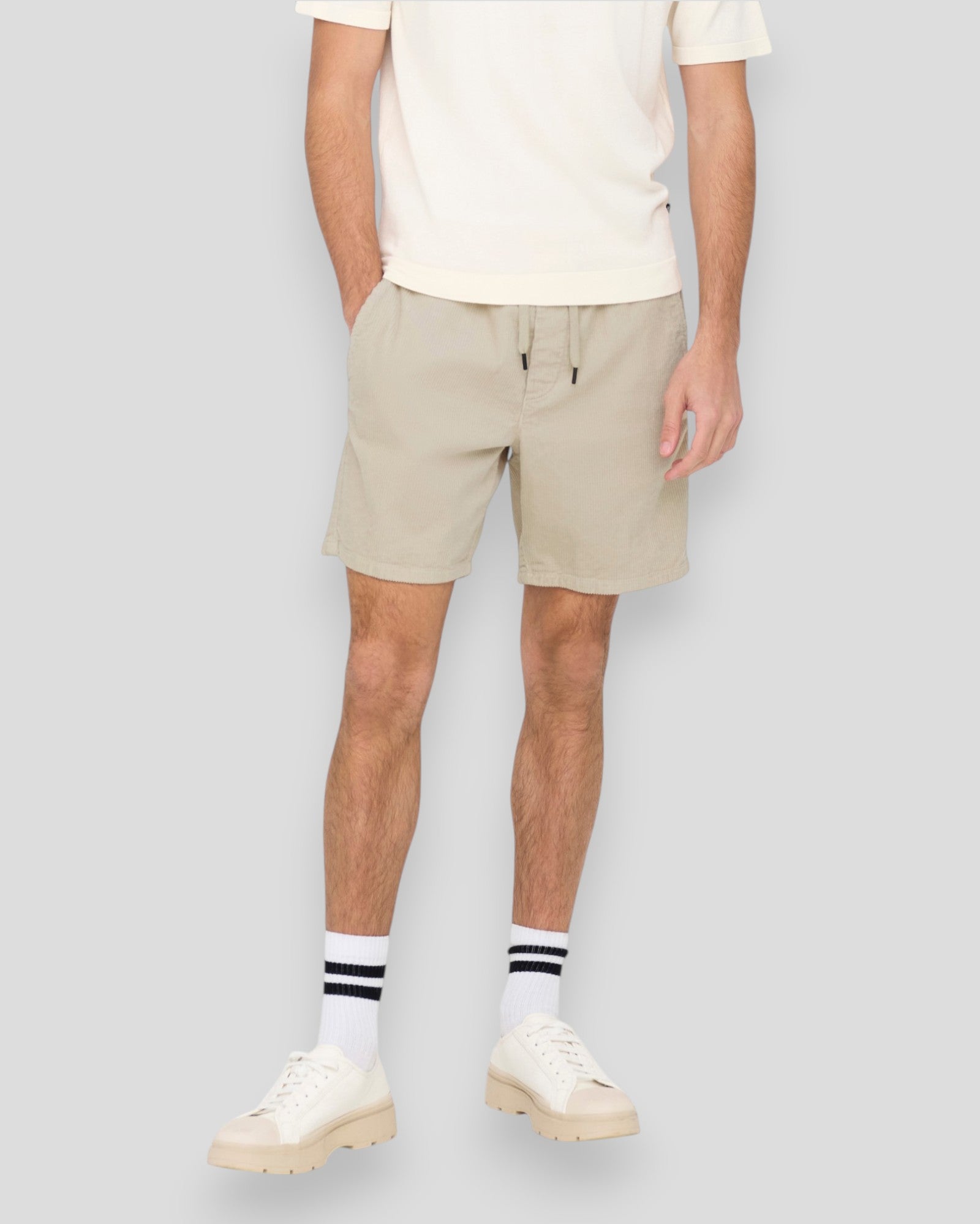 Sølvgrå ONLY & SONS shorts i kordfløjsstof med afslappet pasform, vist i en stilfuld sommerlook.