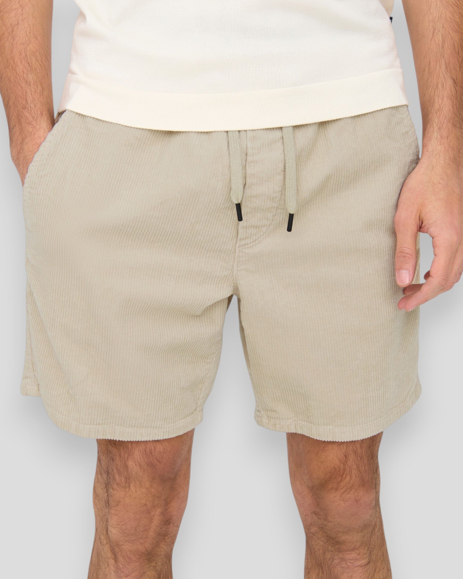 Sølvgrå ONLY & SONS shorts i corduroy materiale, vises med fokus på komfortabel pasform og tekstur.
