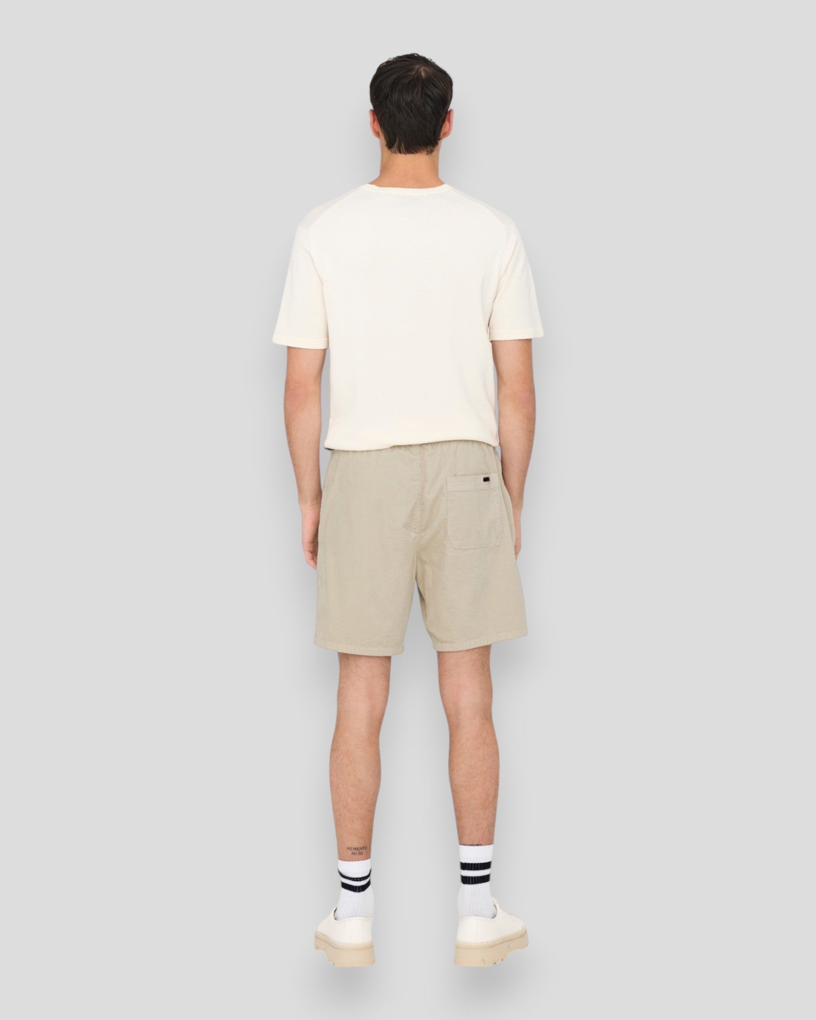 Sølvgrå ONLY & SONS shorts i corduroy, vises med fokus på pasform og tekstur i billedet.