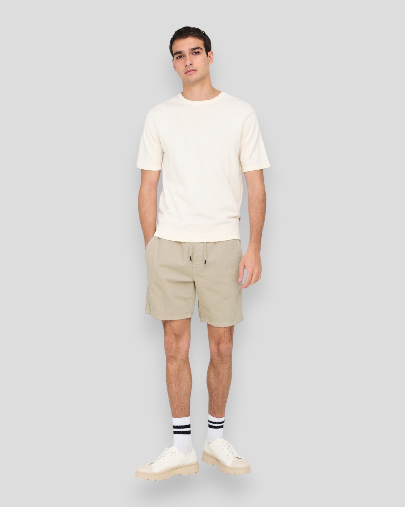 Sølvgrå ONLY & SONS shorts i corduroy stof med afslappet pasform, vist på en model.