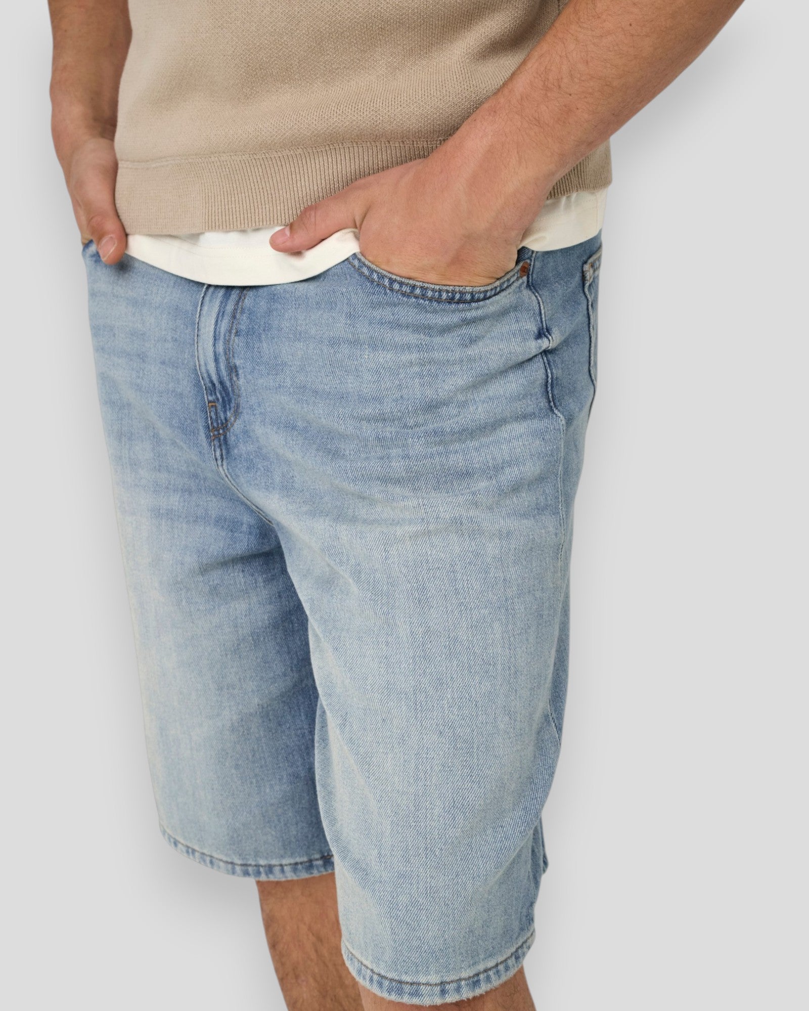 Let udsnit af lyseblå denim jorts fra ONLY & SONS Carl Ball LB 2958 TAI i let denimstoff.