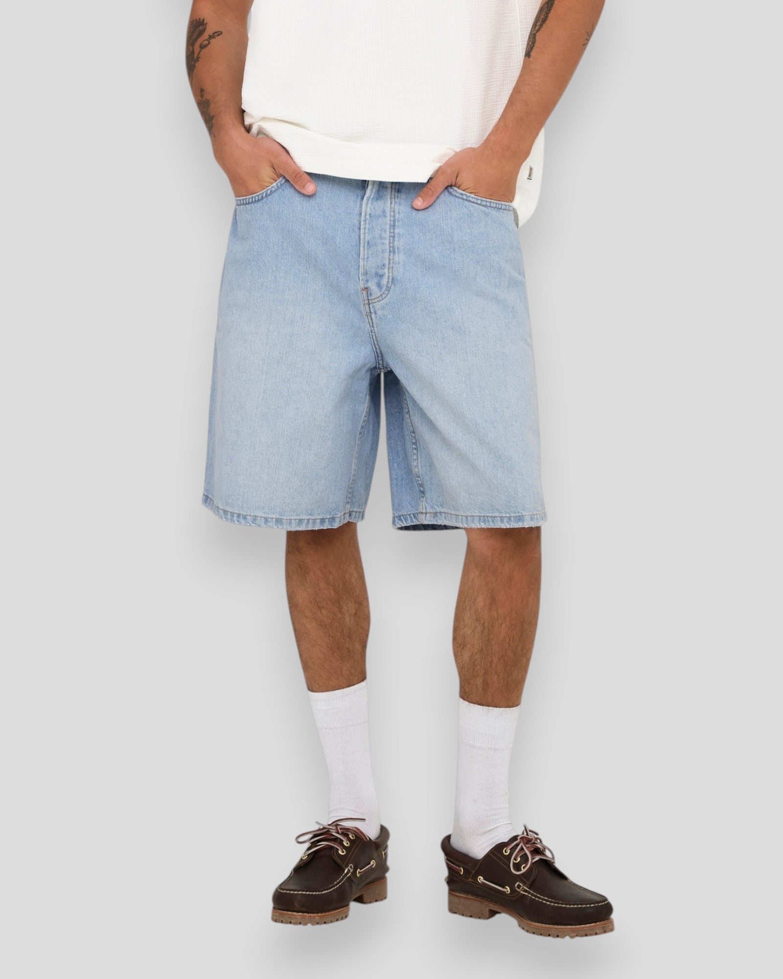 Lyseblå denim jorts fra ONLY & SONS, Fade LB 3155 TAI, med klassisk pasform og synlige syninger.