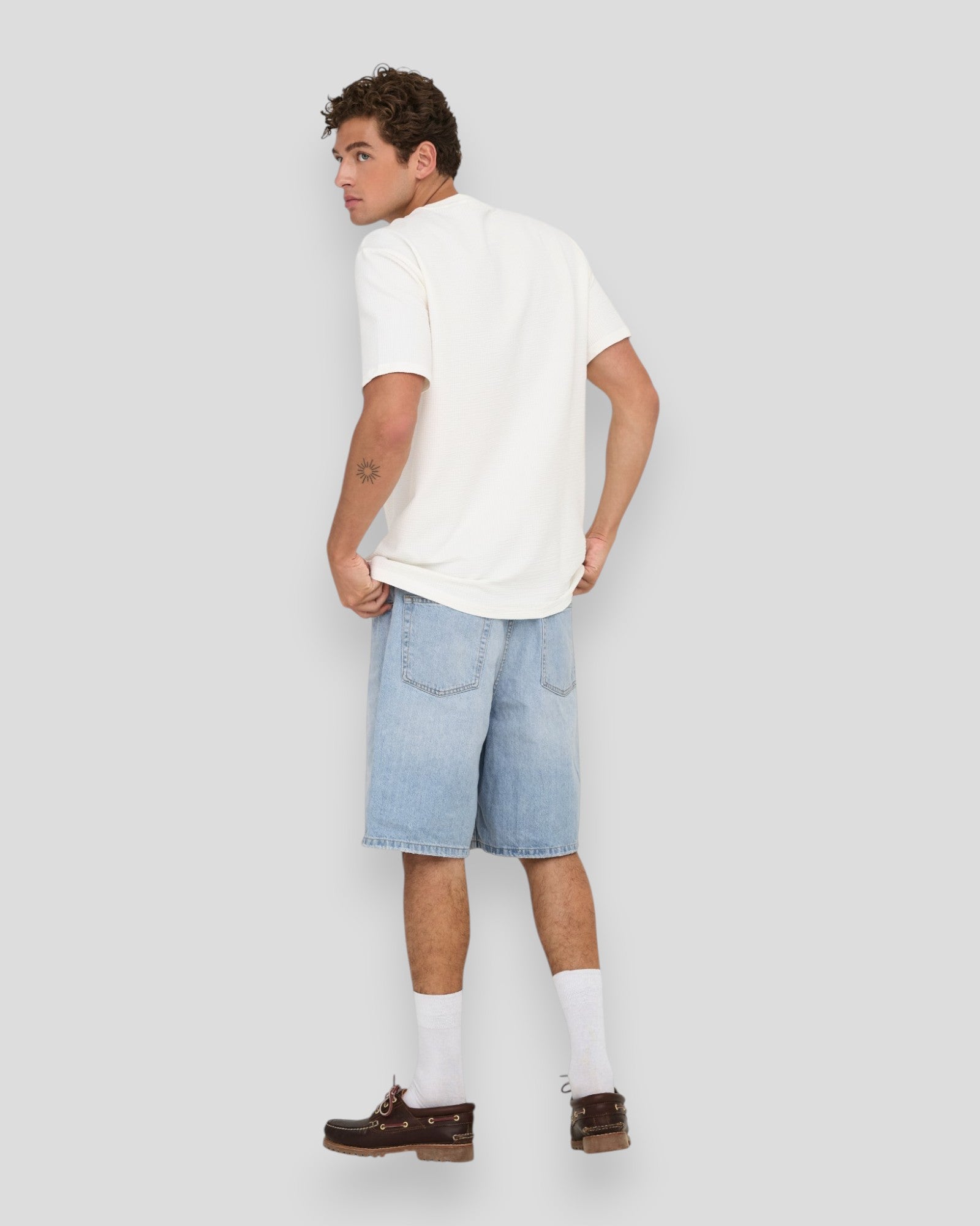 Lyse blå denim jorts fra ONLY & SONS Fade LB 3155 TAI, med klassisk pasform og synlige syninger.