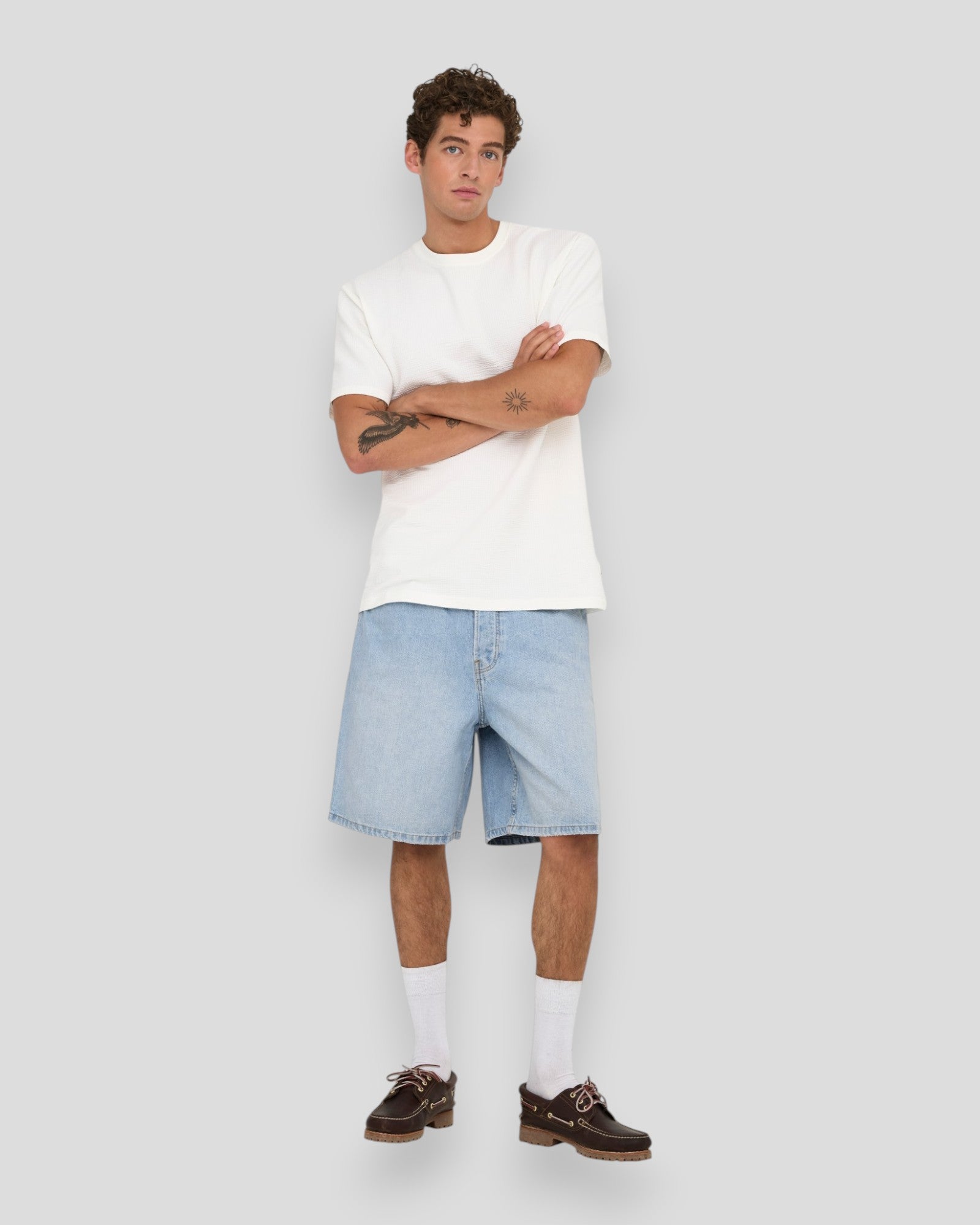 Lette blå denim jorts fra ONLY & SONS, Fade LB 3155 TAI, med klassisk stil og behagelig pasform.