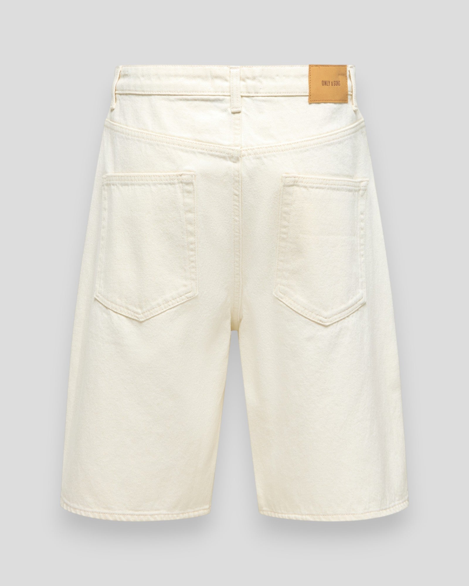 Carl Balloon Ecru denim jorts fra ONLY & SONS, lyse ecru farvet, med afslappet pasform og klassisk denim-look.