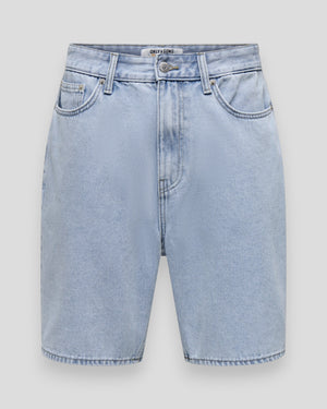Lette lyseblå denim shorts til mænd fra ONLY & SONS, casual stil med klassisk pasform og forstærkede syninger.