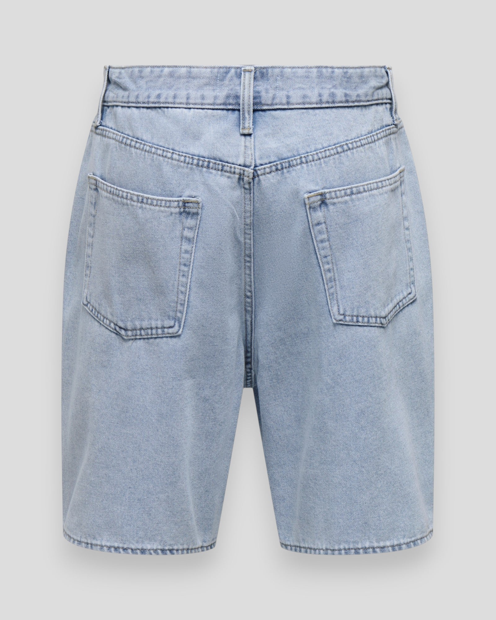 Lette lyseblå denimshorts til mænd fra ONLY & SONS, casual sommerlook, vist på modellen.