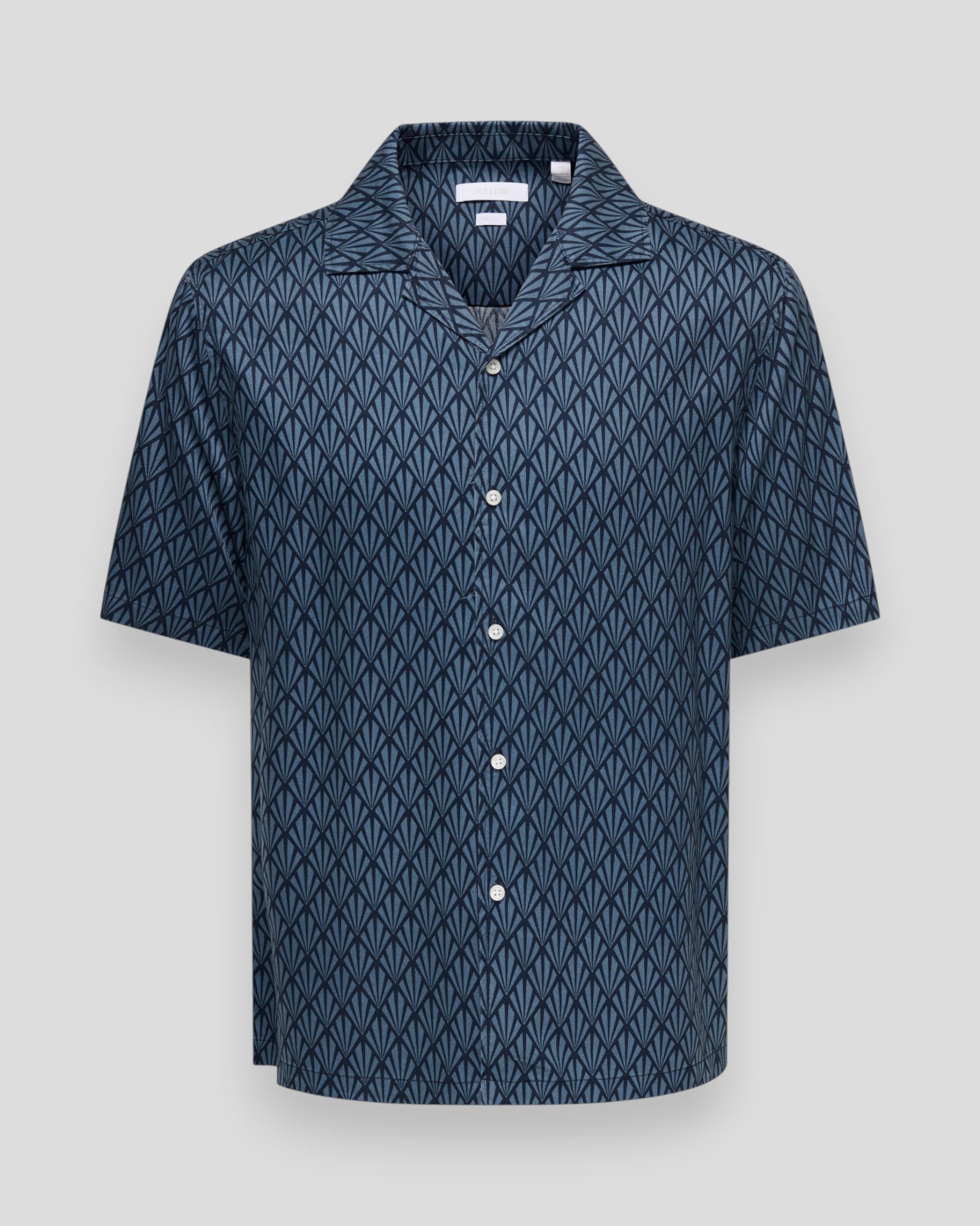 Peru Relax SS skjorte fra ONLY & SONS i China Blue med afslappet pasform og let stof, synlig på billedet.