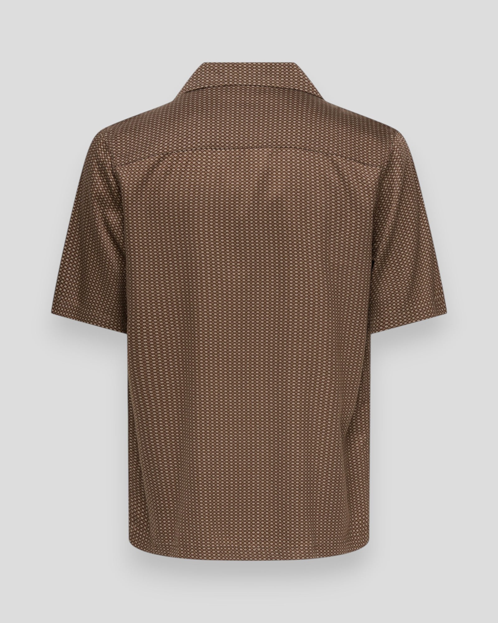 Peru Relax SS skjorte fra ONLY & SONS i potting soil farve, let og casual design til sommerbrug.