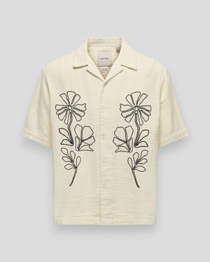 ONLY & SONS Jackson RLX SS 014 skjorte i benhvid med sorte detaljer, afslappet herre shirt til forår og sommer.
