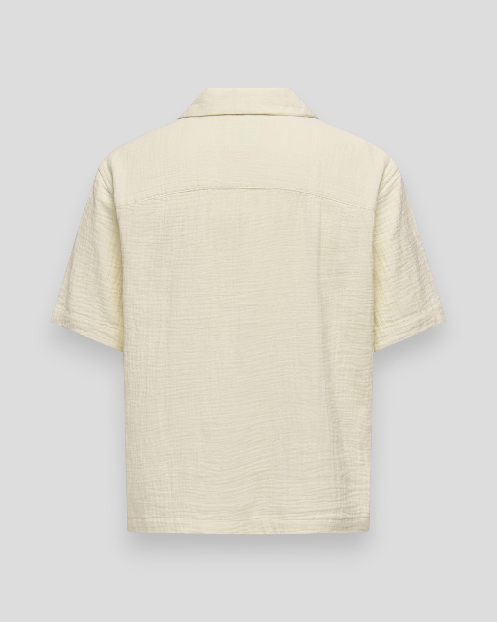 ONLY & SONS Jackson RLX SS 014 skjorte i benhvid med sorte detaljer, almindelig pasform og bomuldsstof.