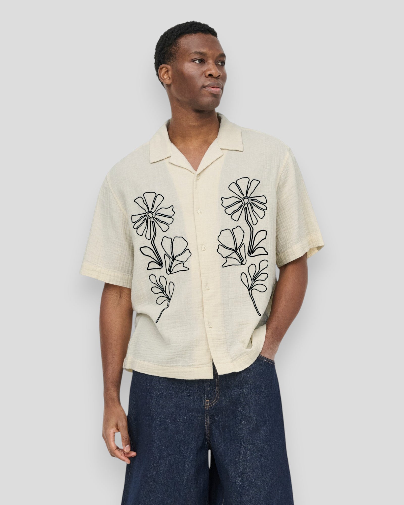 ONLY & SONS Jackson RLX SS 014 skjorte i benhvid med sorte detaljer, vises på model med casual stil.