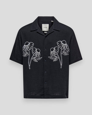 Sort ONLY & SONS Jackson RLX SS 014 skjorte med hvide detaljer, vises med krave og knapper, afslappet stil.
