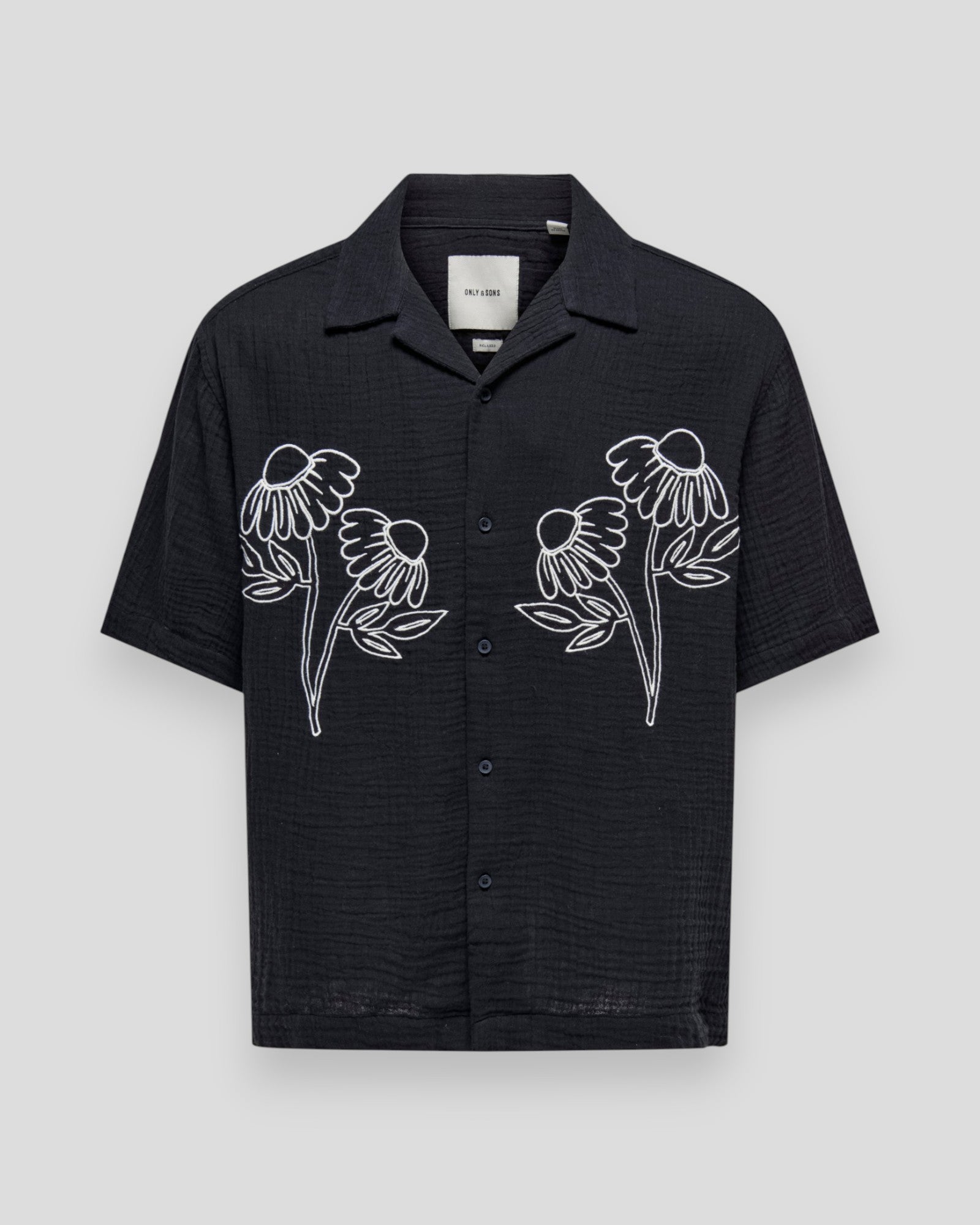 Sort ONLY & SONS Jackson RLX SS 014 skjorte med hvide detaljer, vises med krave og knapper, afslappet stil.