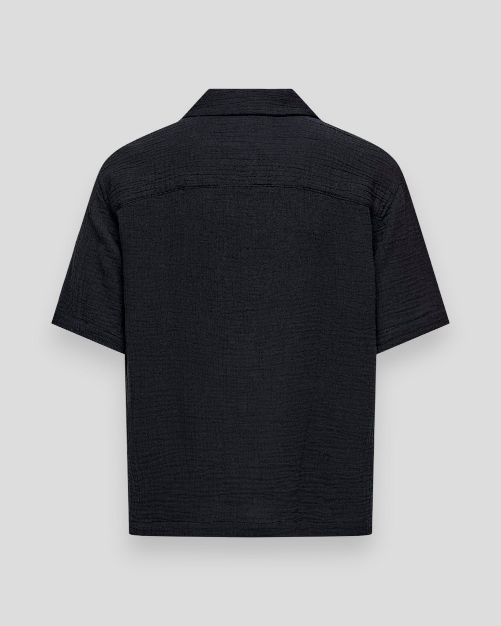 Sort og hvid skjorte fra ONLY & SONS Jackson RLX SS 014 i let stof med kontrastdetaljer, vises på billedet.