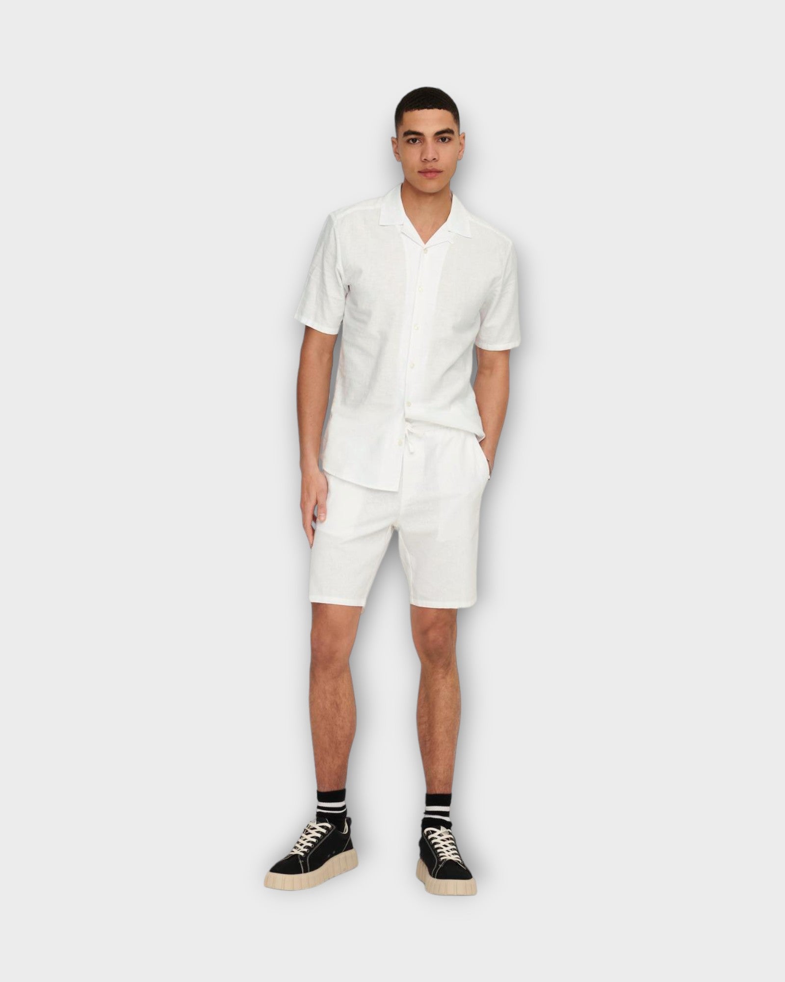 Linus 0007  Cot Lin Shorts Noos Bright White, Hvide hør shorts til mænd fra Jack and Jones. Her set på model forfra.