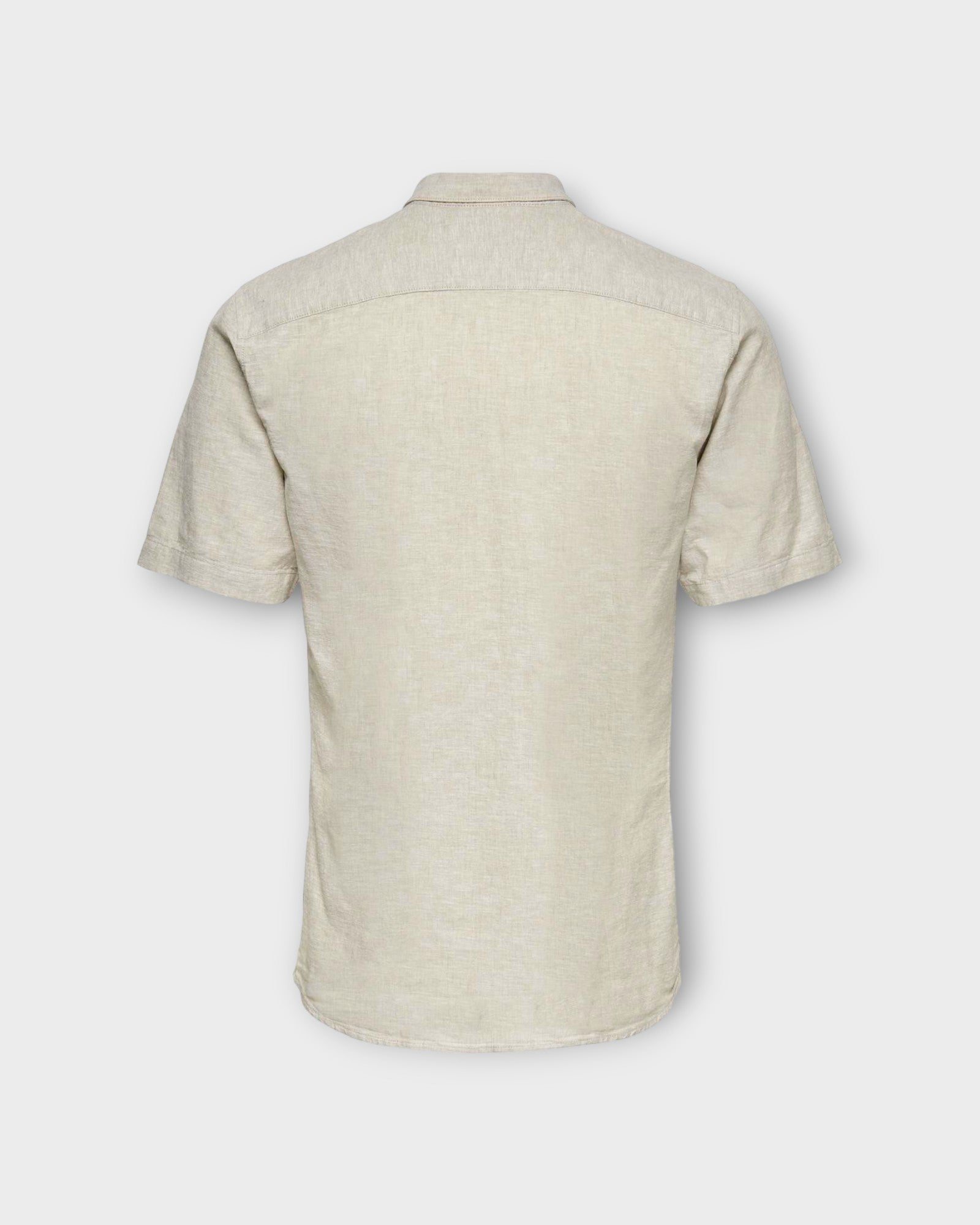 Caiden SS Solid Linen Shirt Chinchilla fra Only and Sons. Kortærmet  sandfarvet hørskjorte til mænd. Her set bagfra.