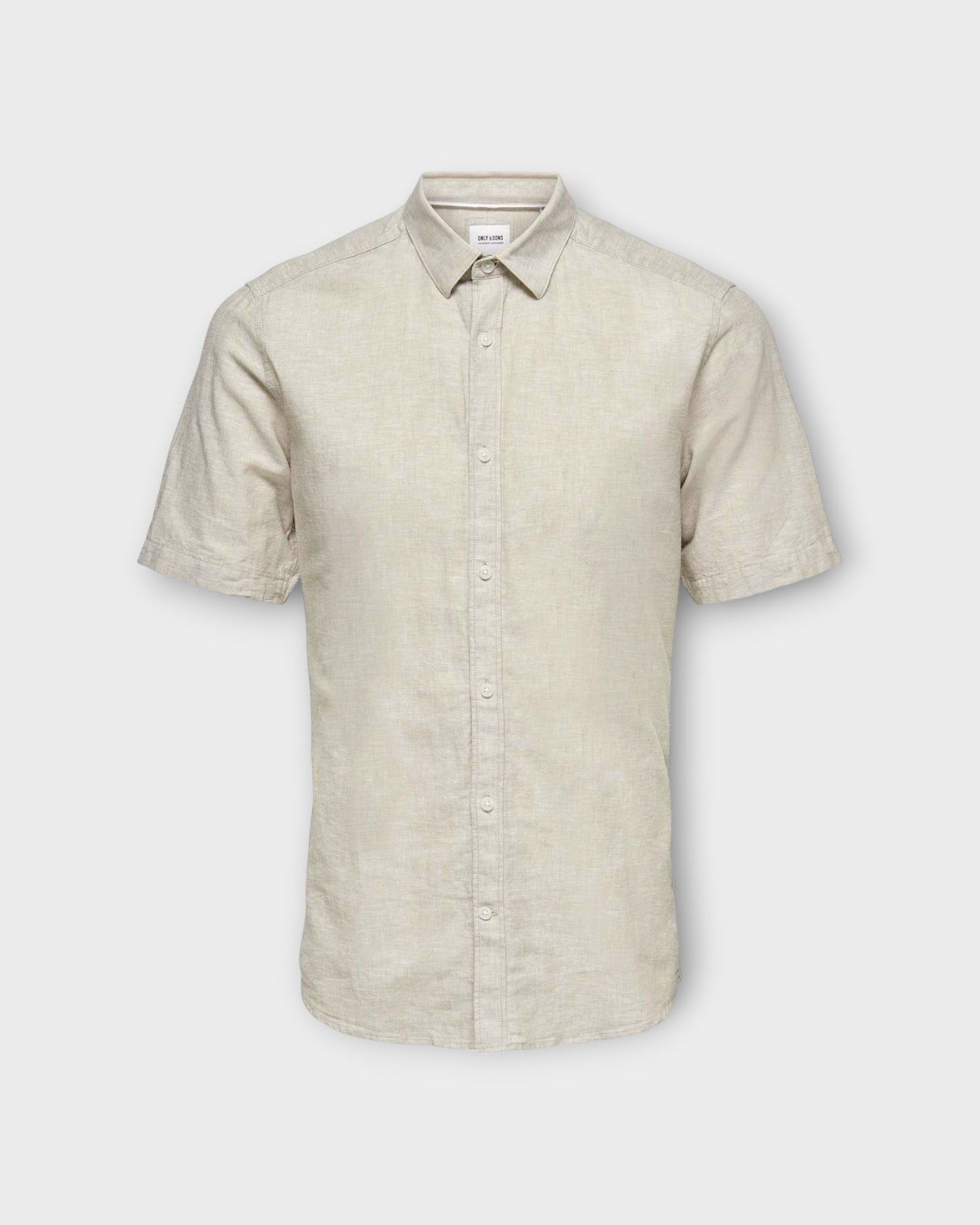 Caiden SS Solid Linen Shirt Chinchilla fra Only and Sons. Kortærmet  sandfarvet hørskjorte til mænd. Her set forfra.