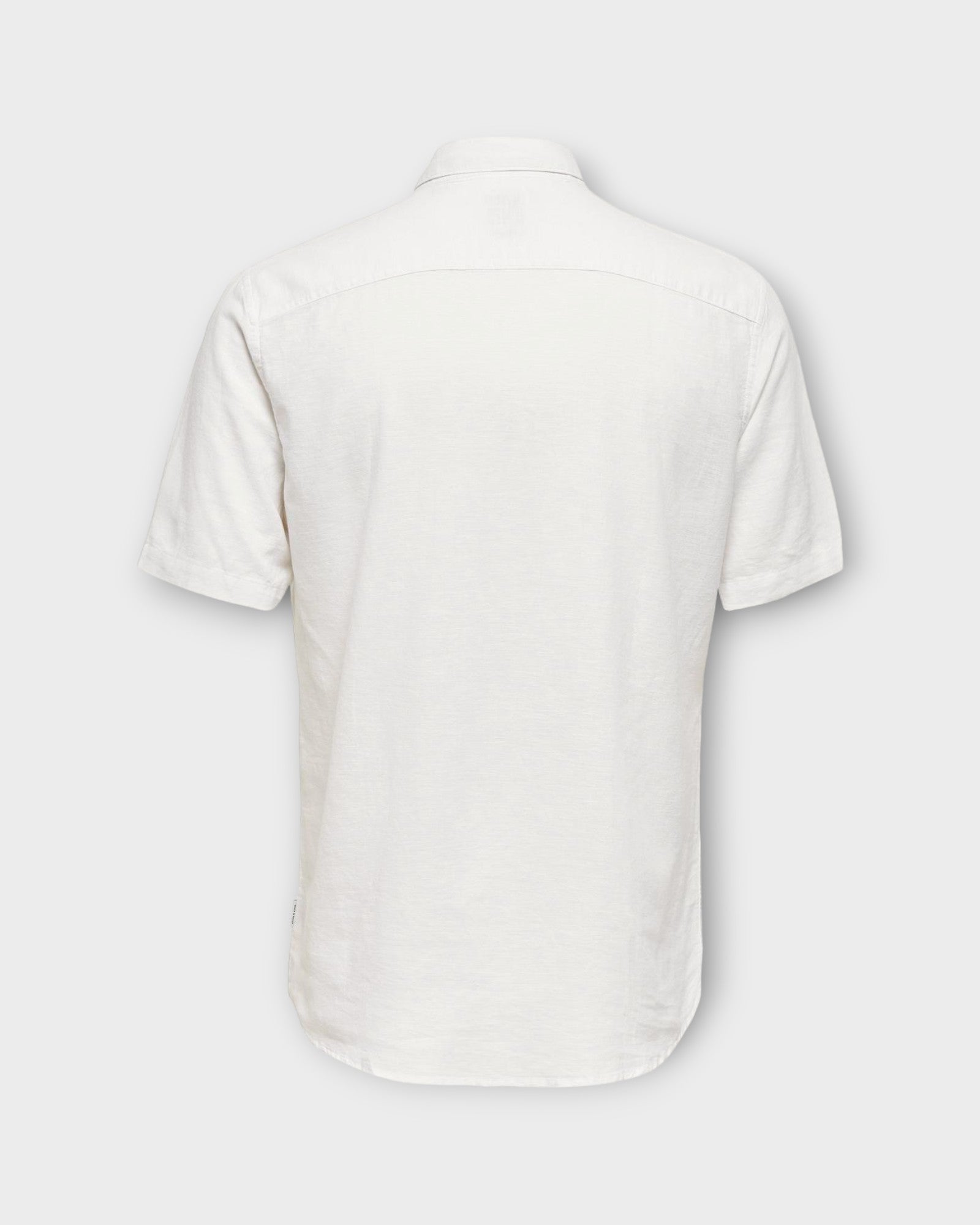 Caiden SS Solid Linen Shirt White fra Only and Sons. Kortærmet hvid hørskjorte til mænd. Her set bagfra.
