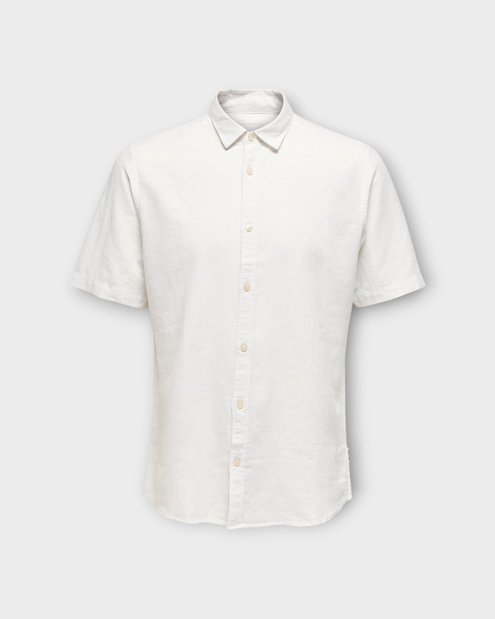 Caiden SS Solid Linen Shirt White fra Only and Sons. Kortærmet hvid hørskjorte til mænd. Her set forfra.