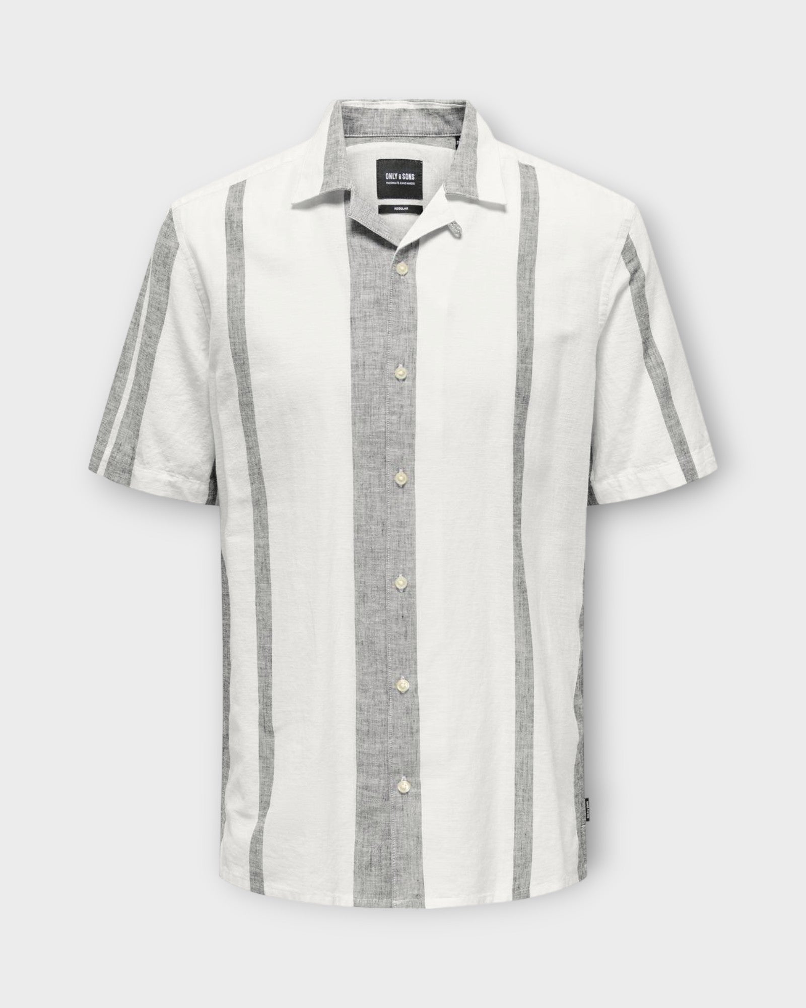 Caiden Stripe Linen Resort Shirt Cloud Dancer fra Only and Sons. Kortærmet stribet hørskjorte til mænd. Her set forfra.