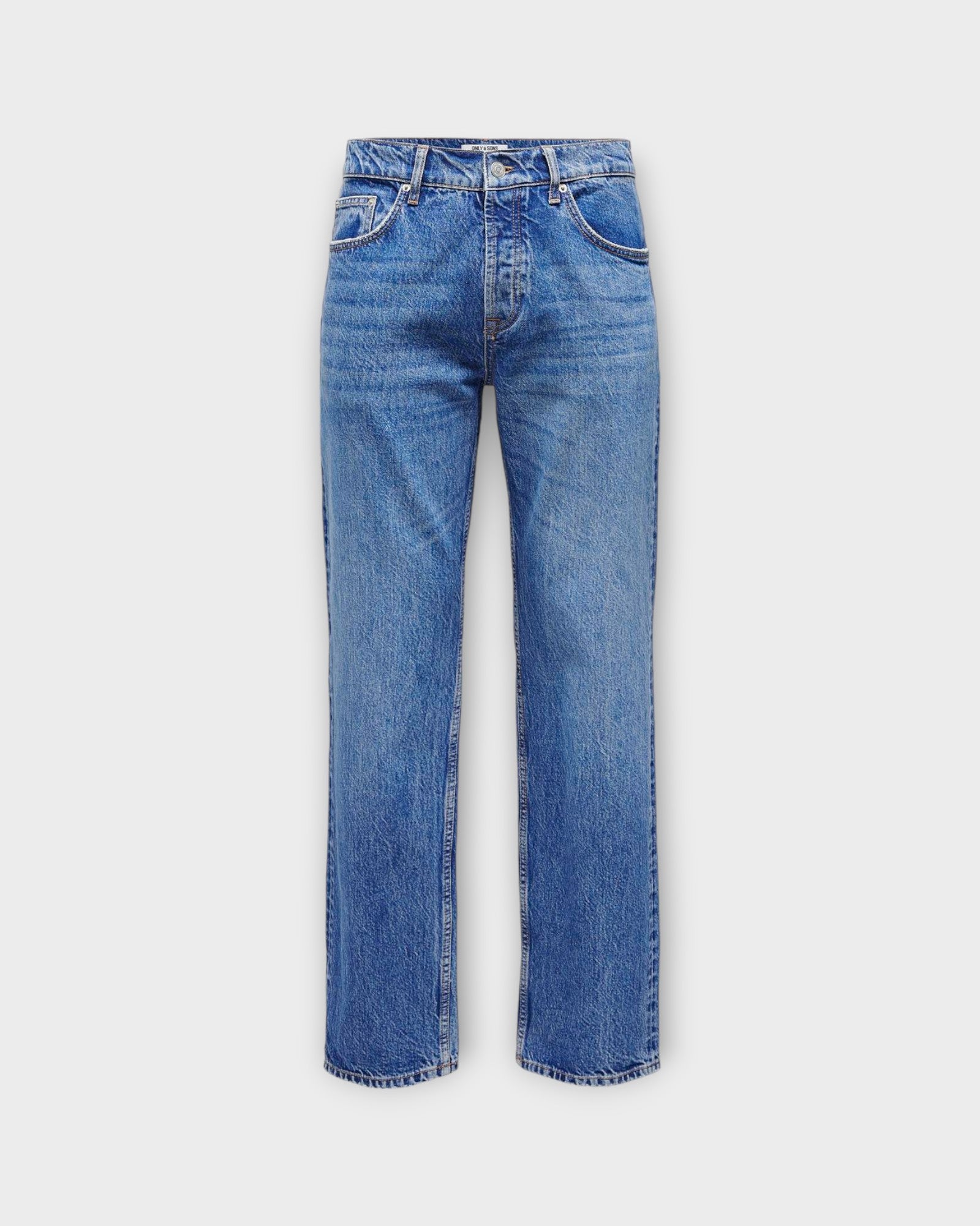 Edge Straight Bromo 0017 Bright Blue Denim fra Only and Sons. Baggy fit jeans til mænd. Her set forfra.