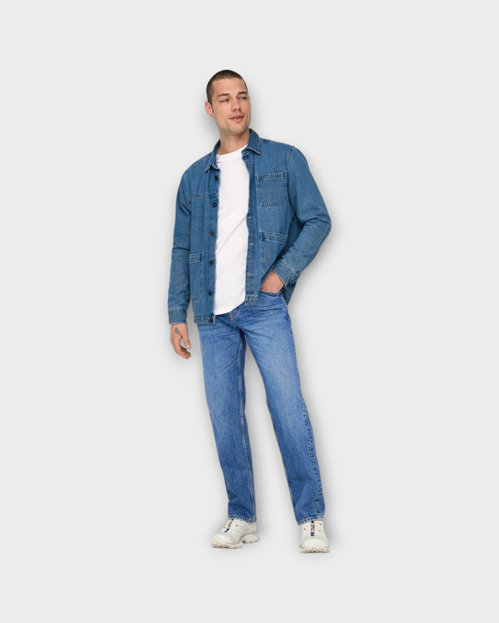 Edge Straight Bromo 0017 Bright Blue Denim fra Only and Sons. Baggy fit jeans til mænd. Her set på model forfra.