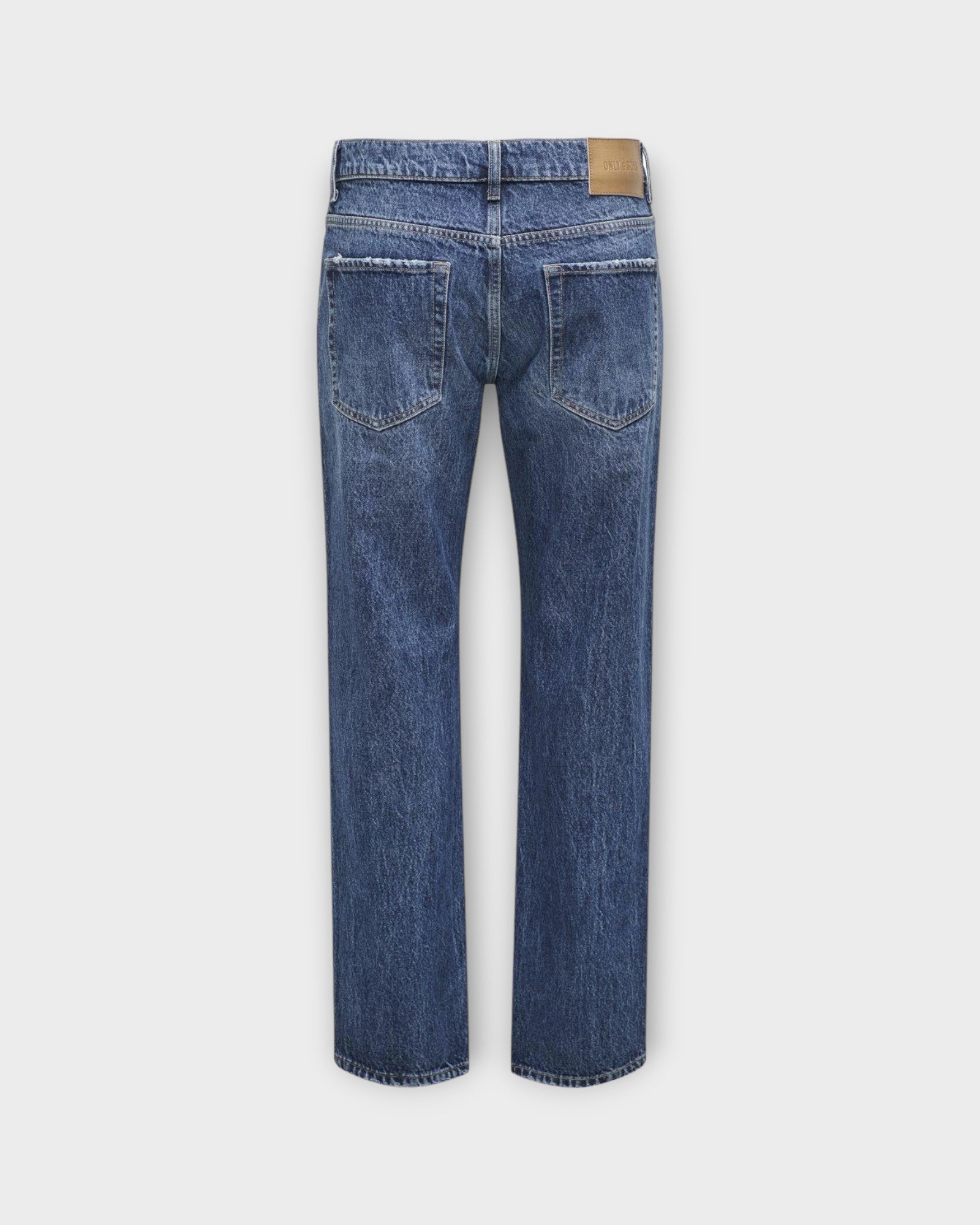  Edge Straight 9392 Dark Blue Denim fra Only and Sons. Baggy jeans til mænd. Her set bagfra.